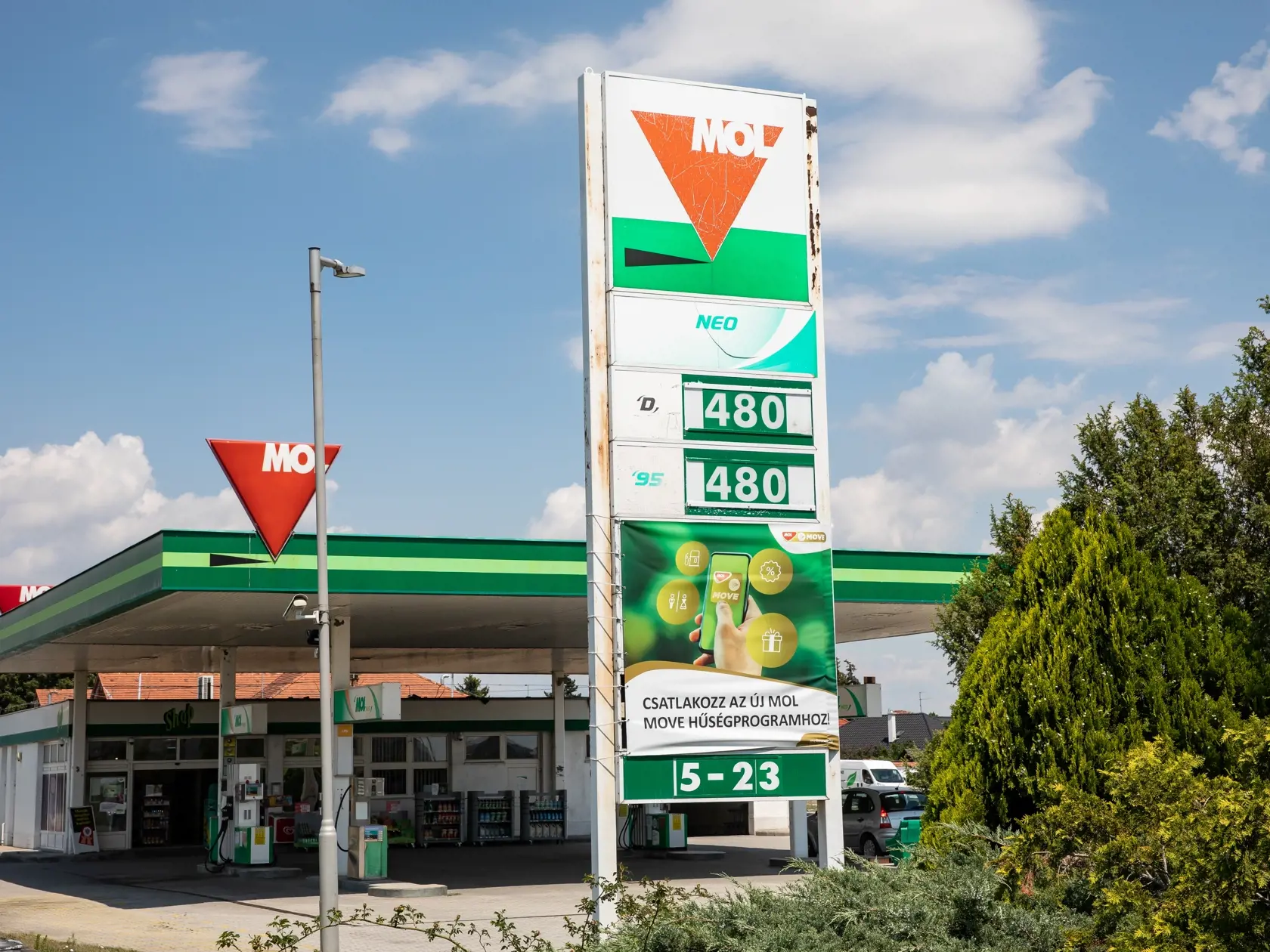 Cena benzínu na prvej čerpacej stanici v Rajke (Mol). U našich južných susedov tankujú miestni po regulácii za 1,18 eur za liter benzínu a nafty.
