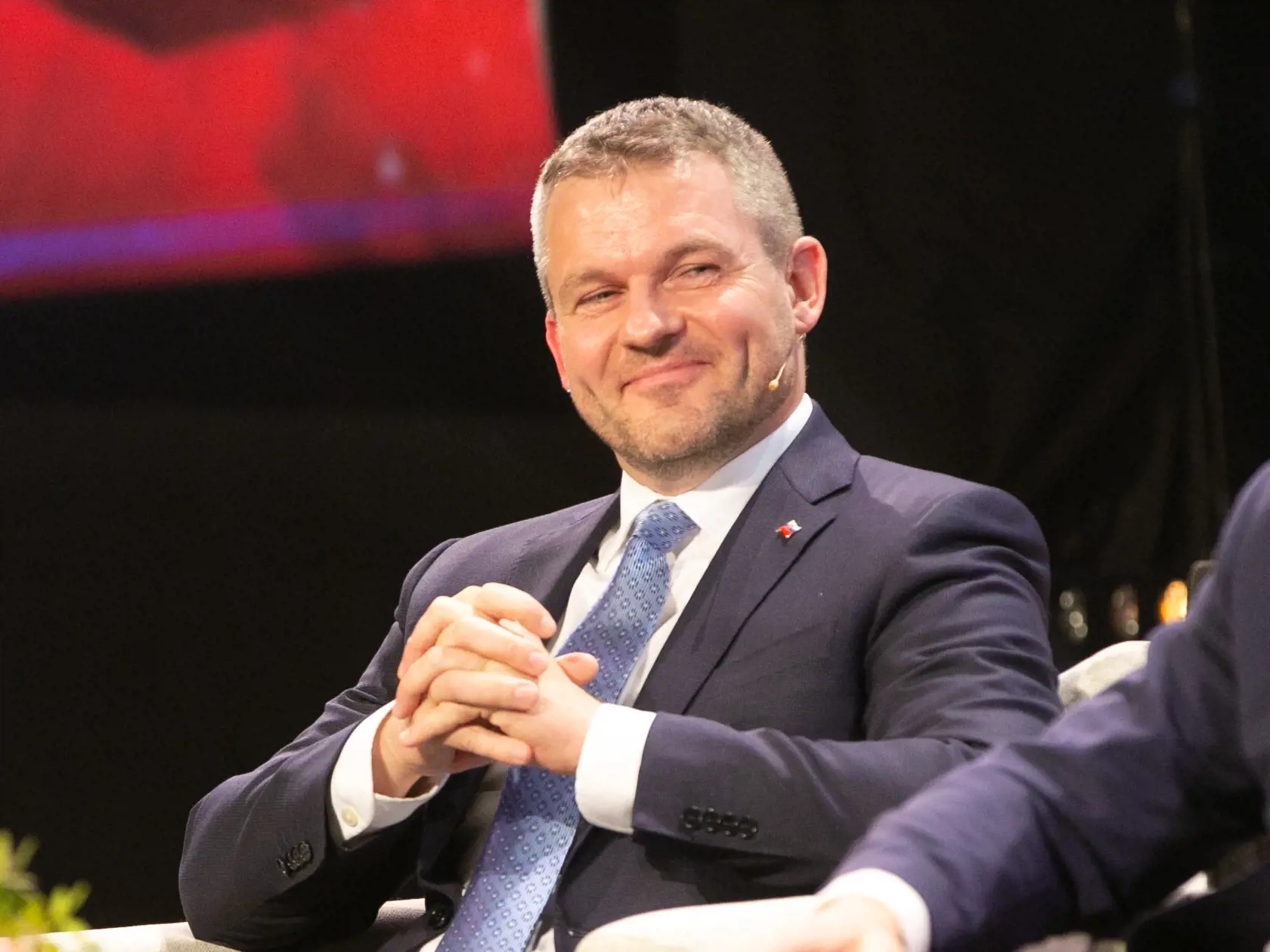 Peter Peelegrini sa smeje, že kolegovia mu na textový podklad napríklad na tlačovku neustále museli dávať väčší typ písma, aby to mohol čítať bez okuliarov.