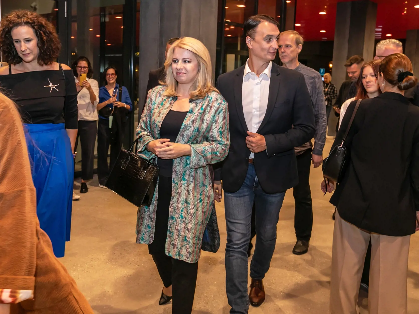 Na snímke prezidentka SR Zuzana Čaputová a Juraj Rizman prichádzajú na premiéru filmu Šťastný človek v SNG. 