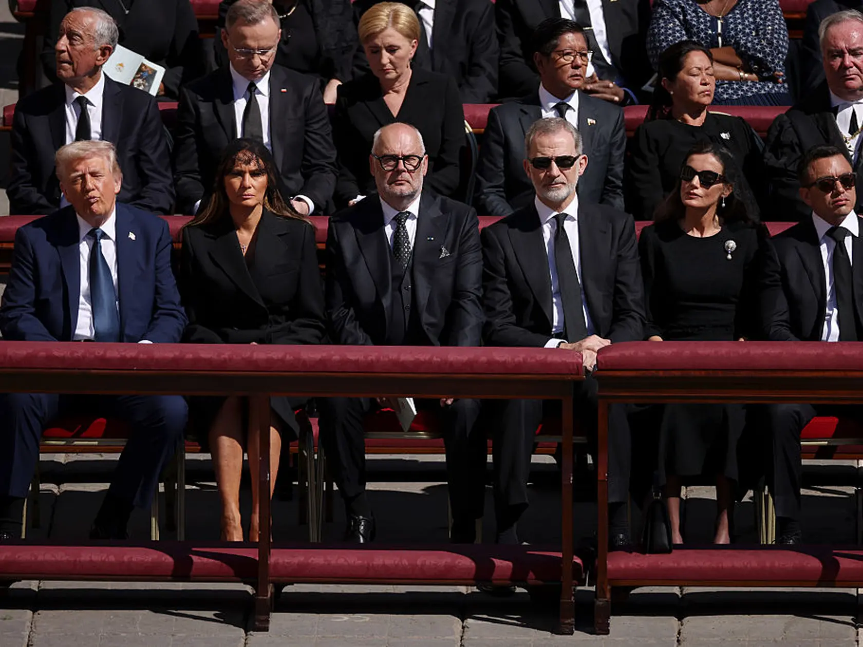 Zľava, prezidend USA Donald Trump, prvá dáma Melania Trump, estónsky prezidend Alar Karis, španielsky kráľ Fili VI., španielska kráľovná Letizia, ekvádorský prezident Daniel Noboa.