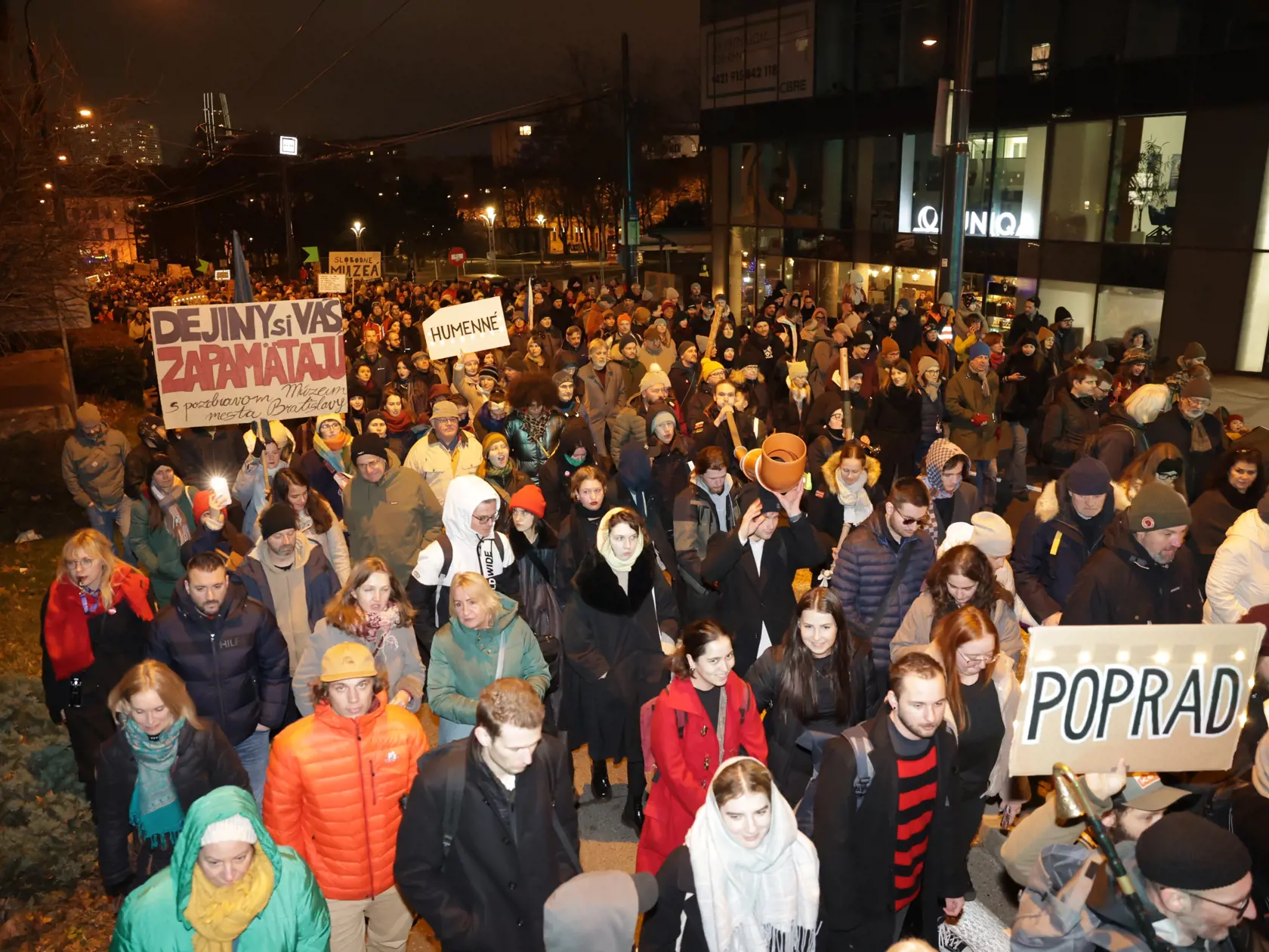 Slovenská kultúrna pochodeň dorazila vo štvrtok 12. decembra do Bratislavy.  Otvorená Kultúra! zorganizovala celodenný program, ktorý vyvrcholil protestným pochodom Za budúcnosť kultúry .