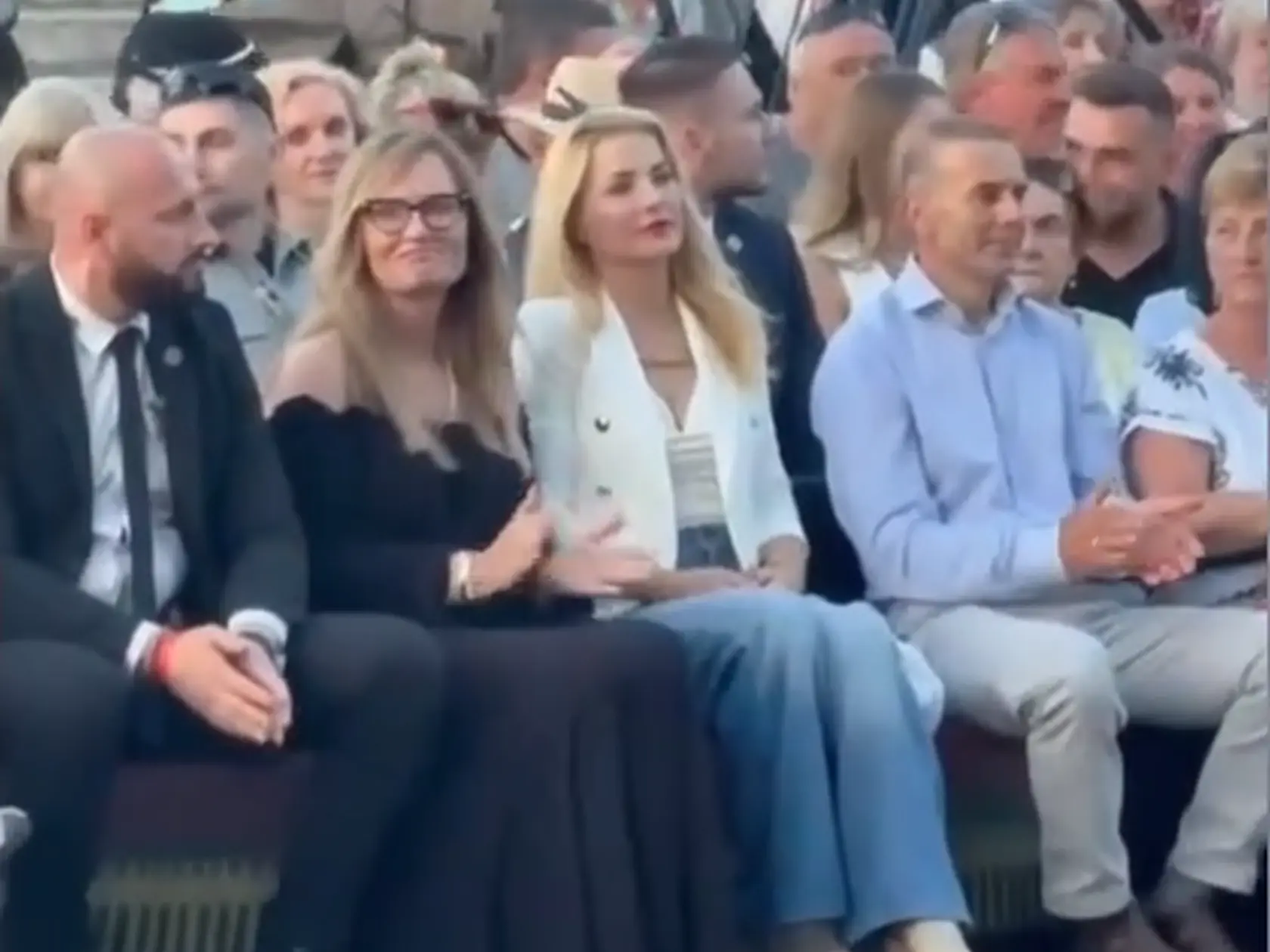 Ministerka Šimkovičová na festivale vo Východnej. Vybrala si biely top s modrými džínsami.