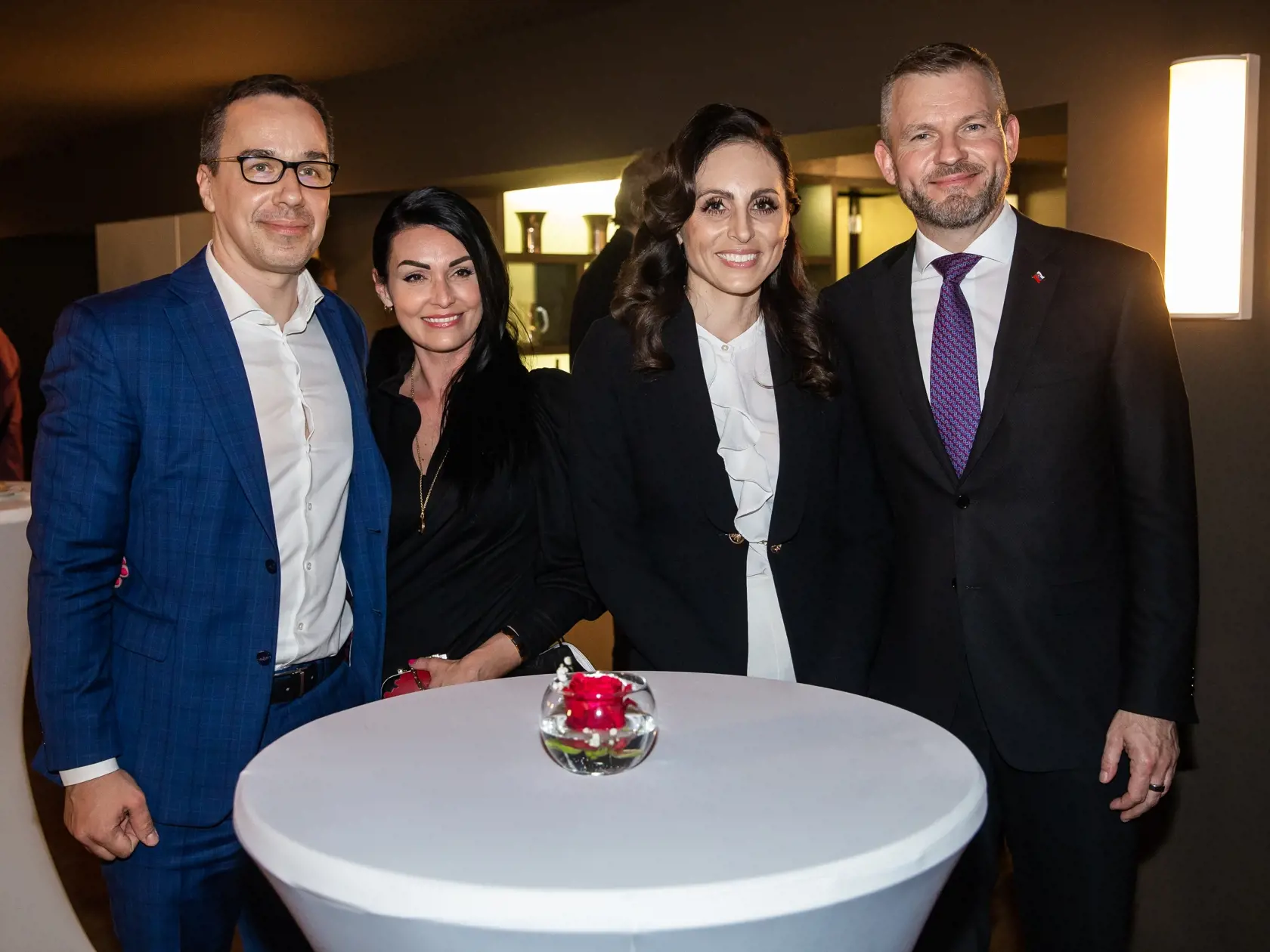 Na snímke Erik Tomáš s manželkou, Nezabudol ani na okuliare. Zuzana Dolinková a Peter Pellegrini. Líder Hlasu okuliare nechal doma.