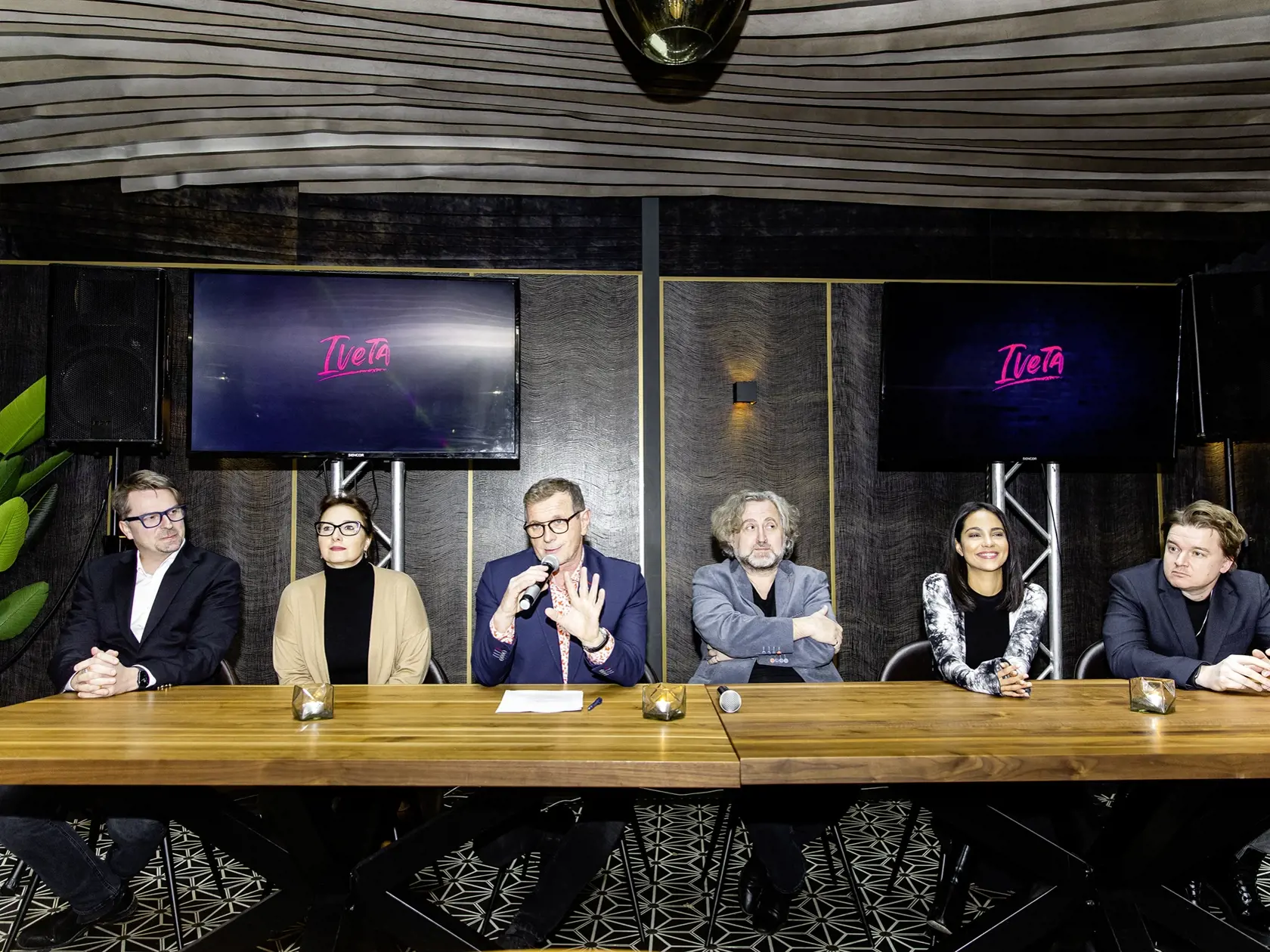 Tlačová konferencia k predstaveniu televízneho seriálu "Iveta" v Bratislave. Na snímke Marcel Grega, Zuzana Mauréry, Vladimír Voštinár, Jan Hřebejk, Alžbeta Ferencová a Petr Kolečko.