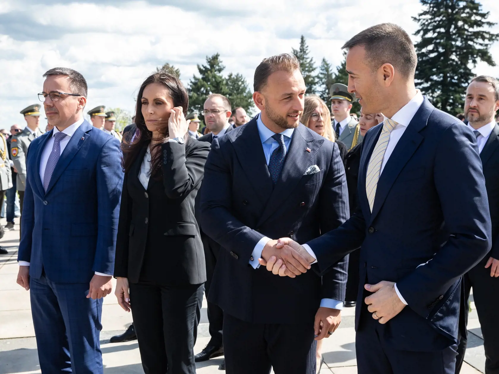 Kladenie vencov na bratislavskom Slavíne pri príležitosti 79. výročia oslobodenia Bratislavy. Na snímke je Matúš Šutaj Eštok a Tomáš Drucker.