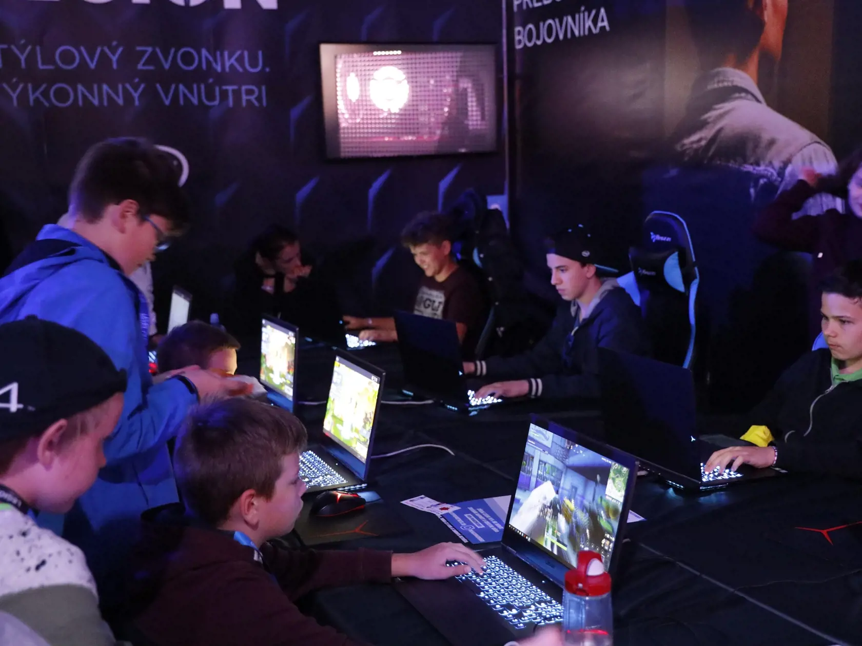 Sústredení účastníci turnaja Fortnite CUP.