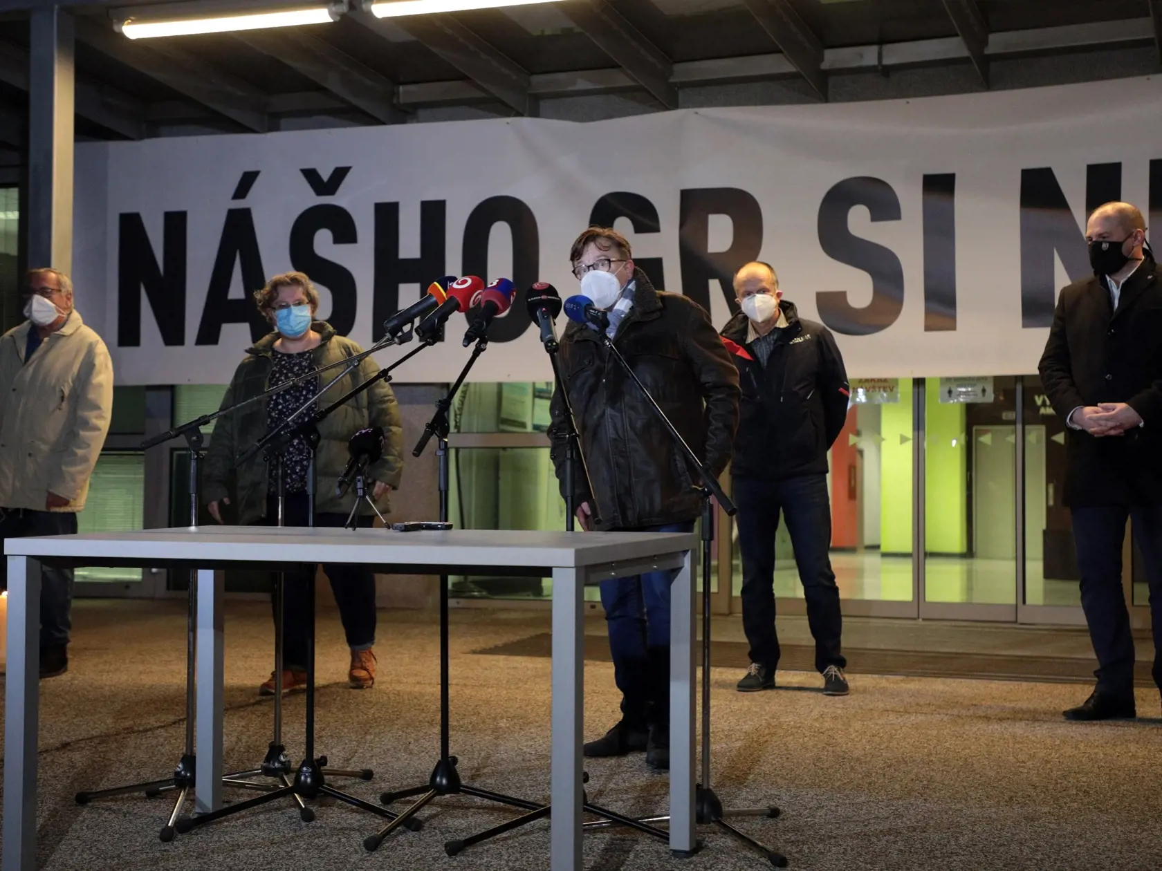 Zamestnanci VÚSCH-u protestom vo štvrtok podvečer prejavili podporu odvolanému riaditeľovi F. Sabolovi.