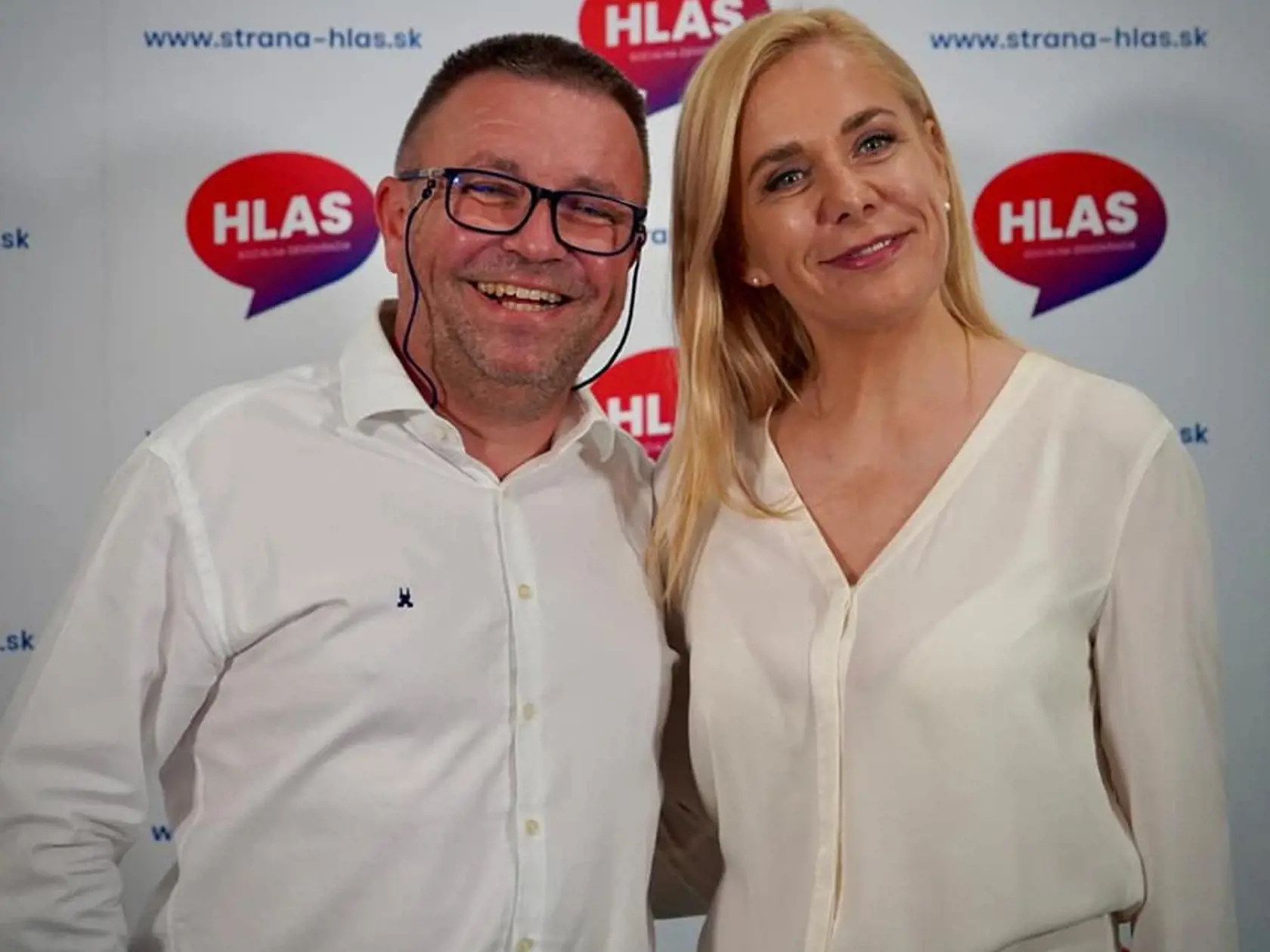 Martin Dorčák s kolegyňou Denisou Sakovou. Jeho poznávacím znamením je šnúrka, na ktorej má zavesené okuliare, aby predišiel ich strate alebo poškodeniu.