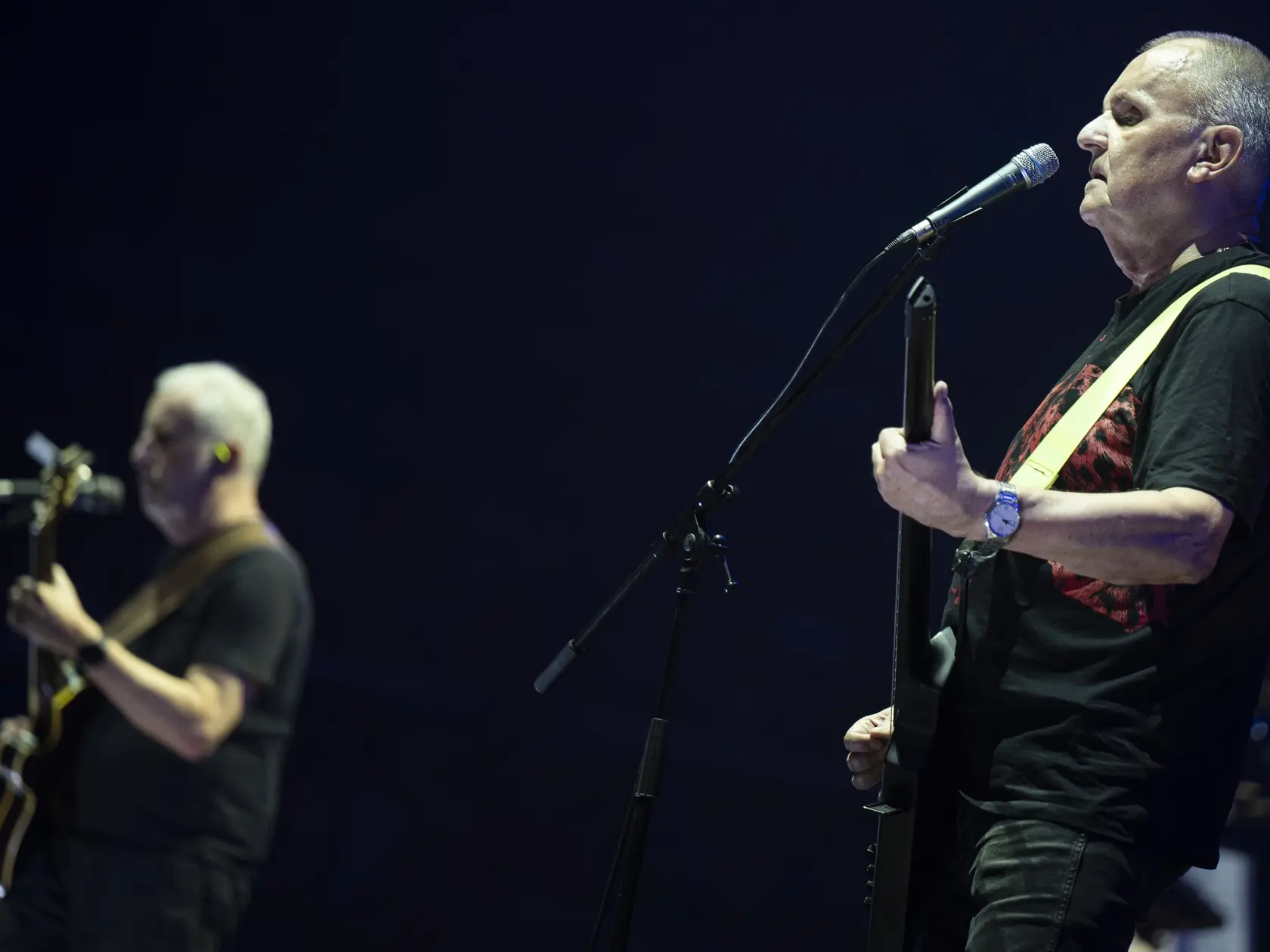 Na snímke gitarista Ján Baláž (vľavo) a spevák Jožo Ráž zo skupiny Elán počas koncertu Elán 70 Rock Symphony v Tipos aréne v Bratislave v nedeľu 29. septembra 2024. FOTO TASR - Martin Baumann
