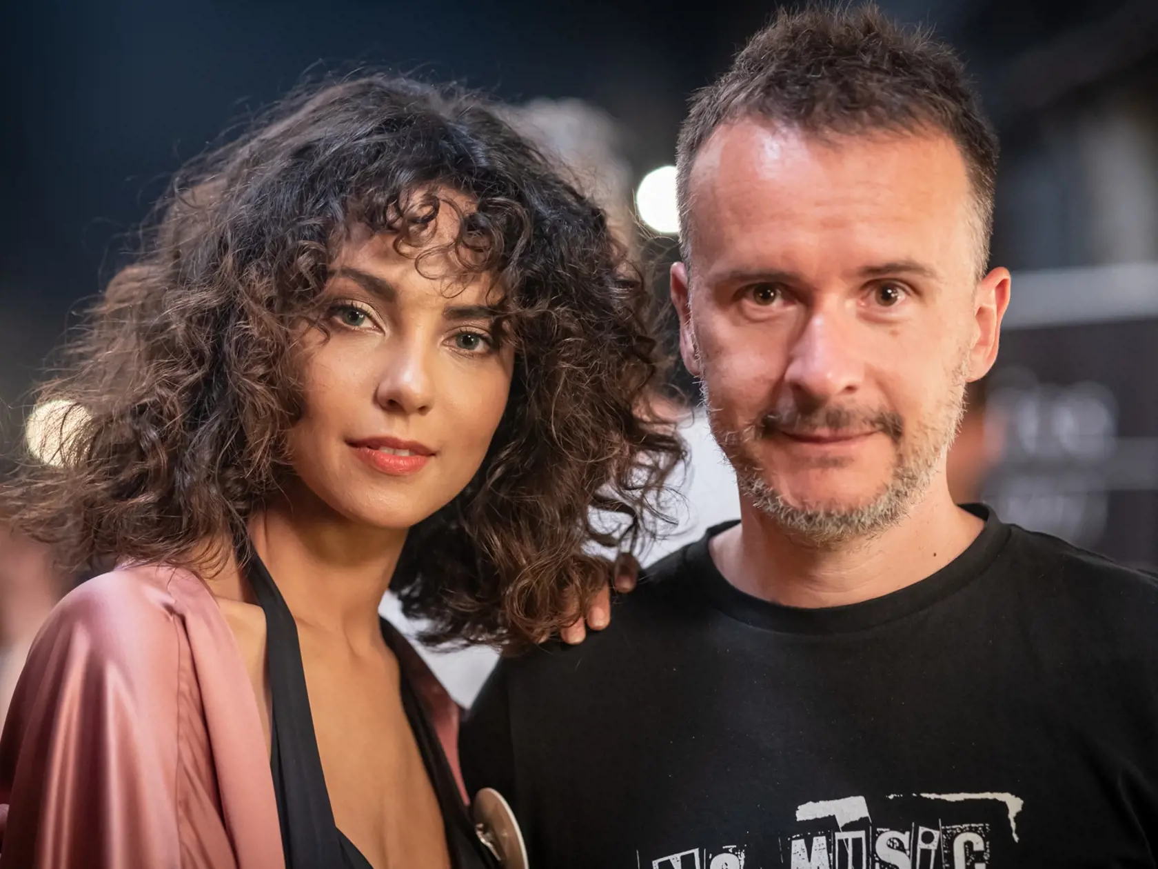 Kameraman Martin Žiaran s hlavnou predstaviteľkou minisérie Iveta. Maťo so smiechom poznamenal, že občas si "pohutoria", ale len ako také okorenenie a spestrenie chvíľ.