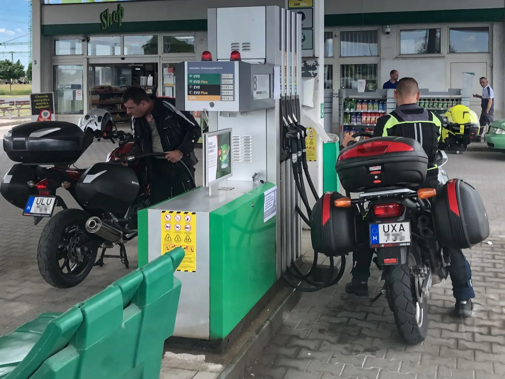 Tankovanie za výhodné ceny v Maďarsku zapríčinili nevôlu domácich, nakoľko sa v pohraničných obciach tvorili kolóny vozidiel z cudziny. Aktuálne opatrenia zvýhodnujú už len majiteľov vozidiel, ktoré sú registrované v Maďarsku.