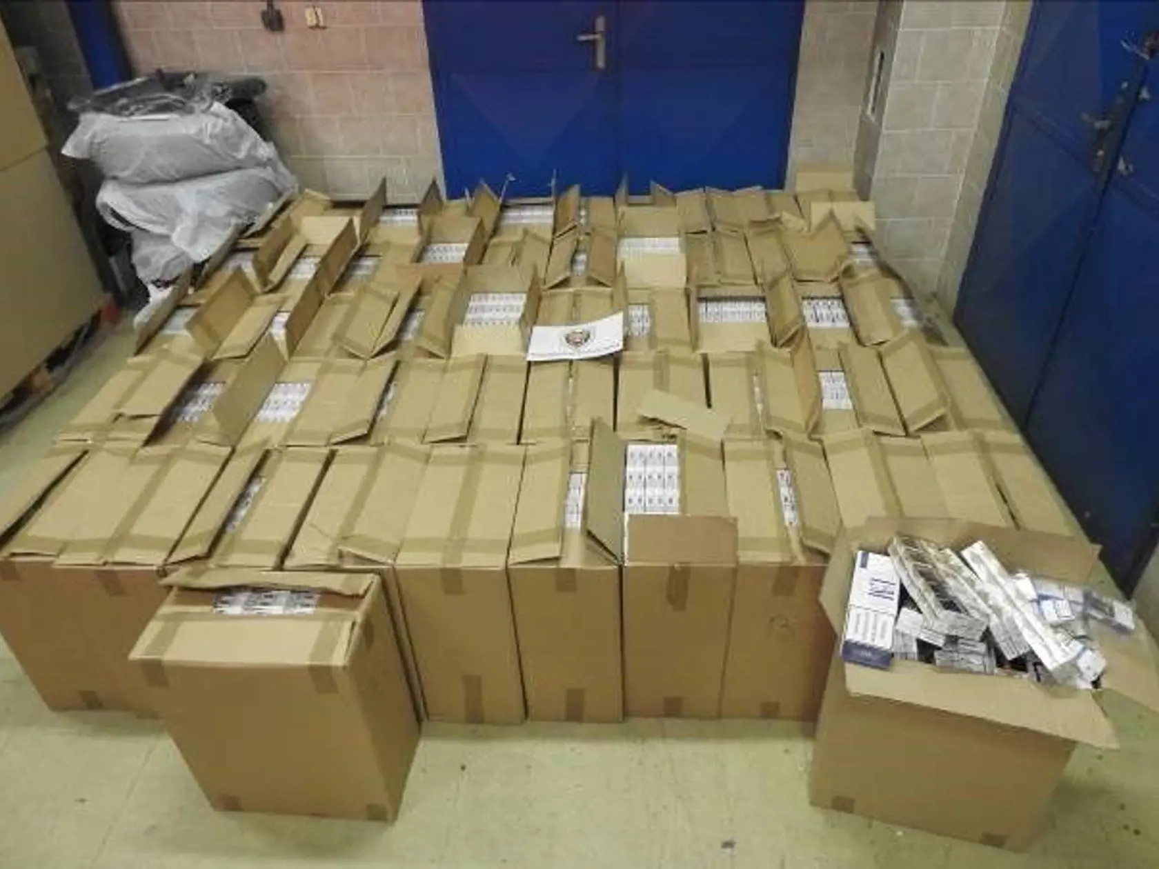 Na snímke krabice s nelegálnymi cigaretami, ktoré Kriminálny úrad finančnej správy (KÚFS) odhalil na východe Slovenska. Finačná správa odhalila takmer 520.000 kusov nelegálnych cigariet. Celková škoda vyčíslená na spotrebnej dani z tabaku dosiahla sumu 84.515 eur. O akcii s krycím názvom Garáž informoval hovorca finančnej správy Daniel Súkup. Na základe dvoch príkazov na prehliadku následne došlo k skontrolovaniu aj ďalších priestorov a pozemkov. Celkovo zaistili 519.580 kusov cigariet značiek M