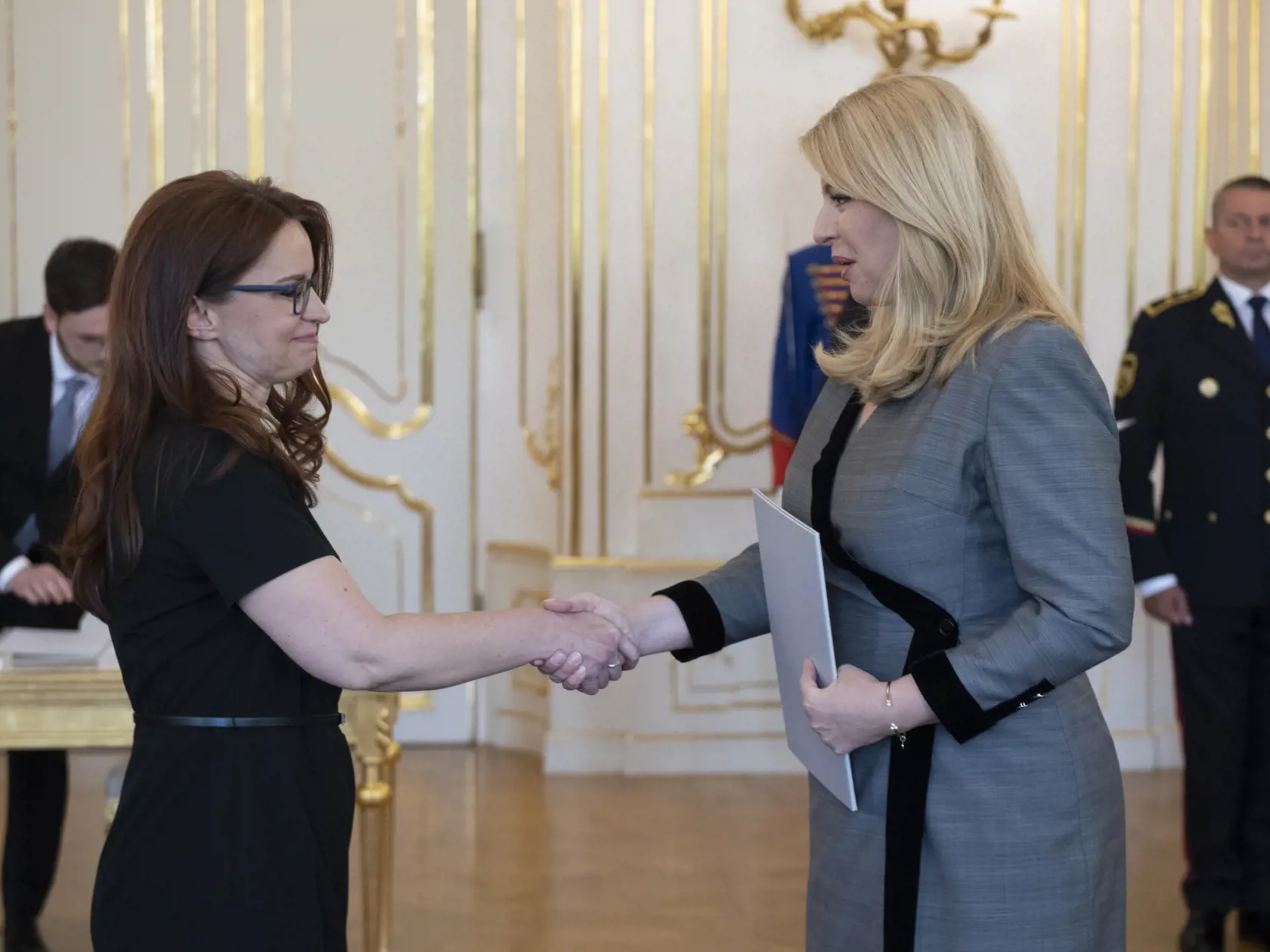 Na snímke vľavo sudkyňa Milada Artnerová (Správny súd v Bratislave) a vpravo prezidentka SR Zuzana Čaputová počas vymenúvania sudcov všeobecných súdov 11. mája 2023 v Prezidentskom paláci v Bratislave. FOTO TASR - Pavel Neubauer