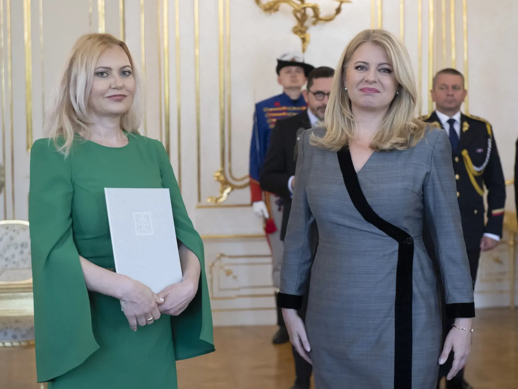 Na snímke vľavo sudkyňa Vladimíra Gajdošová (Okresný súd Bratislava) a vpravo prezidentka SR Zuzana Čaputová počas vymenúvania sudcov všeobecných súdov 11. mája 2023 v Prezidentskom paláci v Bratislave. FOTO TASR - Pavel Neubauer