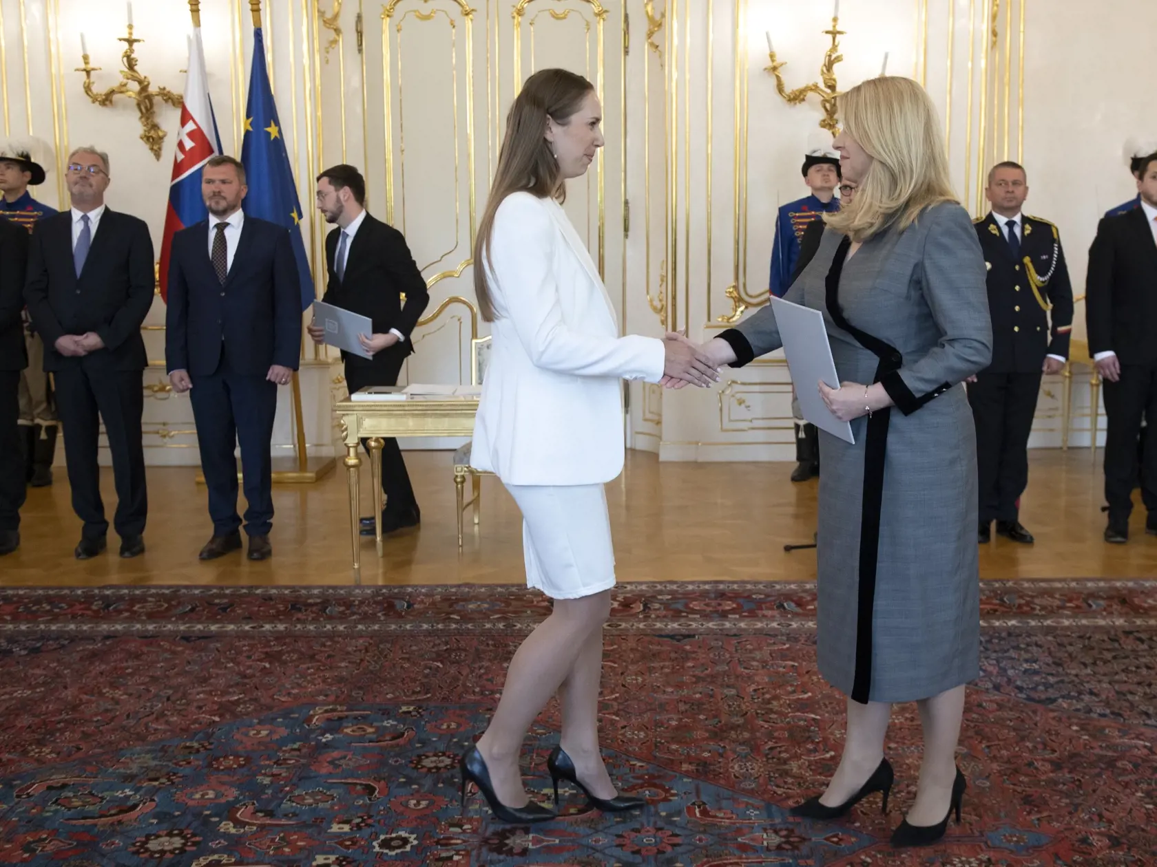 Na snímke vľavo sudkyňa Ivana Bujdáková (hosťujúca sudkyňa pre obvod Krajského súdu v Bratislave) a vpravo prezidentka SR Zuzana Čaputová počas vymenúvania sudcov všeobecných súdov 11. mája 2023 v Prezidentskom paláci v Bratislave. FOTO TASR - Pavel Neubauer