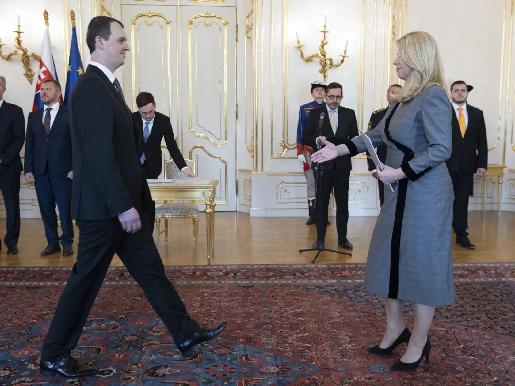 Na snímke vľavo sudca Vladimír Hudec (hosťujúci sudca pre obvod Krajského súdu v Batislave) a vpravo prezidentka SR Zuzana Čaputová počas vymenúvania sudcov všeobecných súdov 11. mája 2023 v Prezidentskom paláci v Bratislave. FOTO TASR - Pavel Neubauer