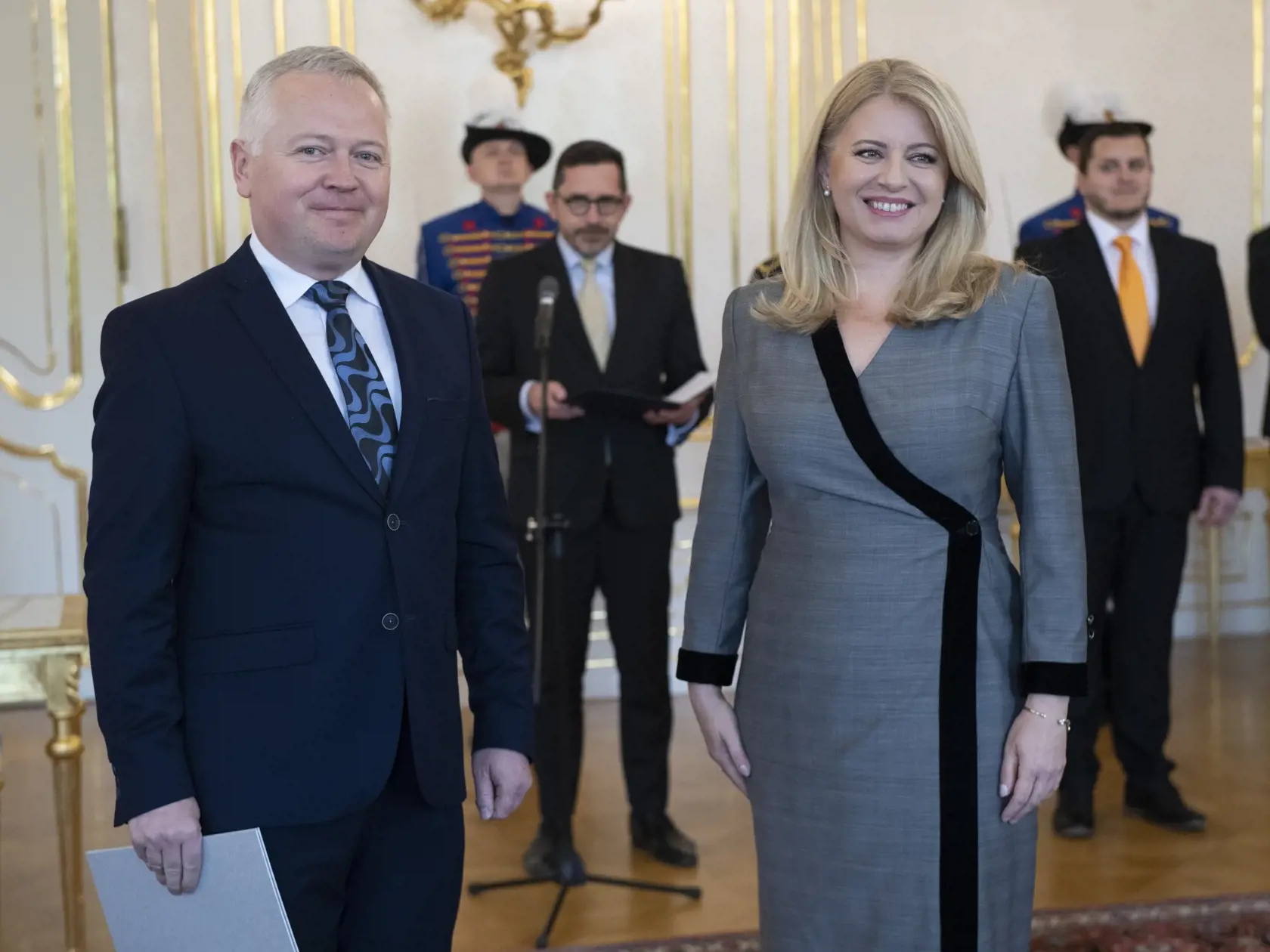 Na snímke vľavo sudca Marián Baláž (hosťujúci sudca pre obvod Krajského súdu v Bratislave) a vpravo prezidentka SR Zuzana Čaputová počas vymenúvania sudcov všeobecných súdov 11. mája 2023 v Prezidentskom paláci v Bratislave. FOTO TASR - Pavel Neubauer