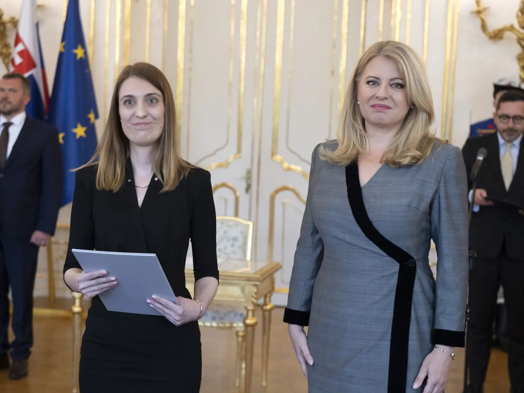 Na snímke vľavo sudkyňa Anikó Aibeková (Okresný súd Dunajská Streda) a vpravo  prezidentka Zuzana Čaputová počas vymenúvania sudcov všeobecných súdov 11. mája 2023 v Prezidentskom paláci v Bratislave. FOTO TASR - Pavel Neubauer
