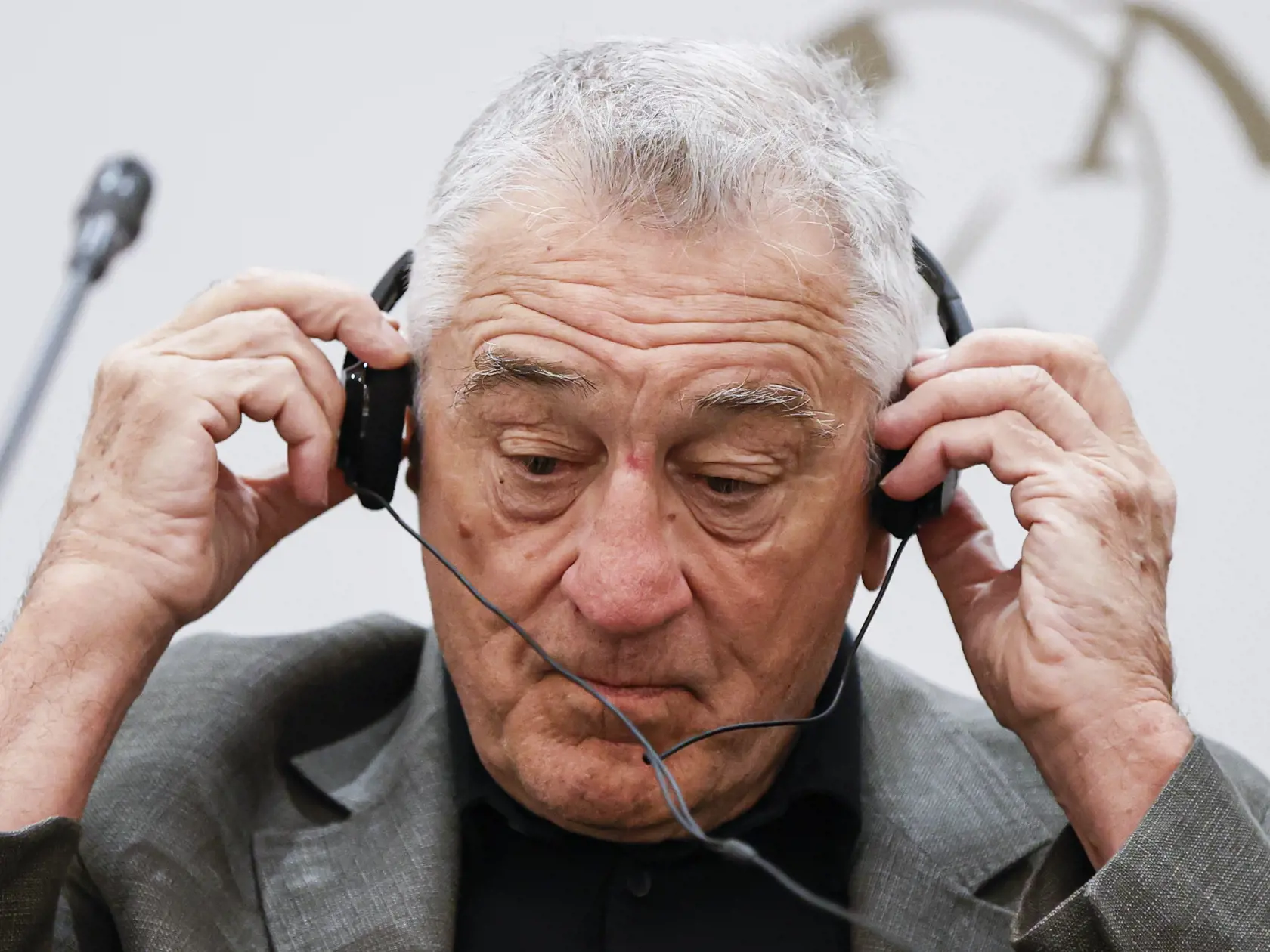 Ikonický herec Robert De Niro poriadne prekvapil verejnosť. Začiatkom tohto týždňa v rozhovore prezradil, že sa mu „práve narodilo dieťa“. Herec tak reagoval na otázku moderátora, ohľadom jeho početného klanu detí.