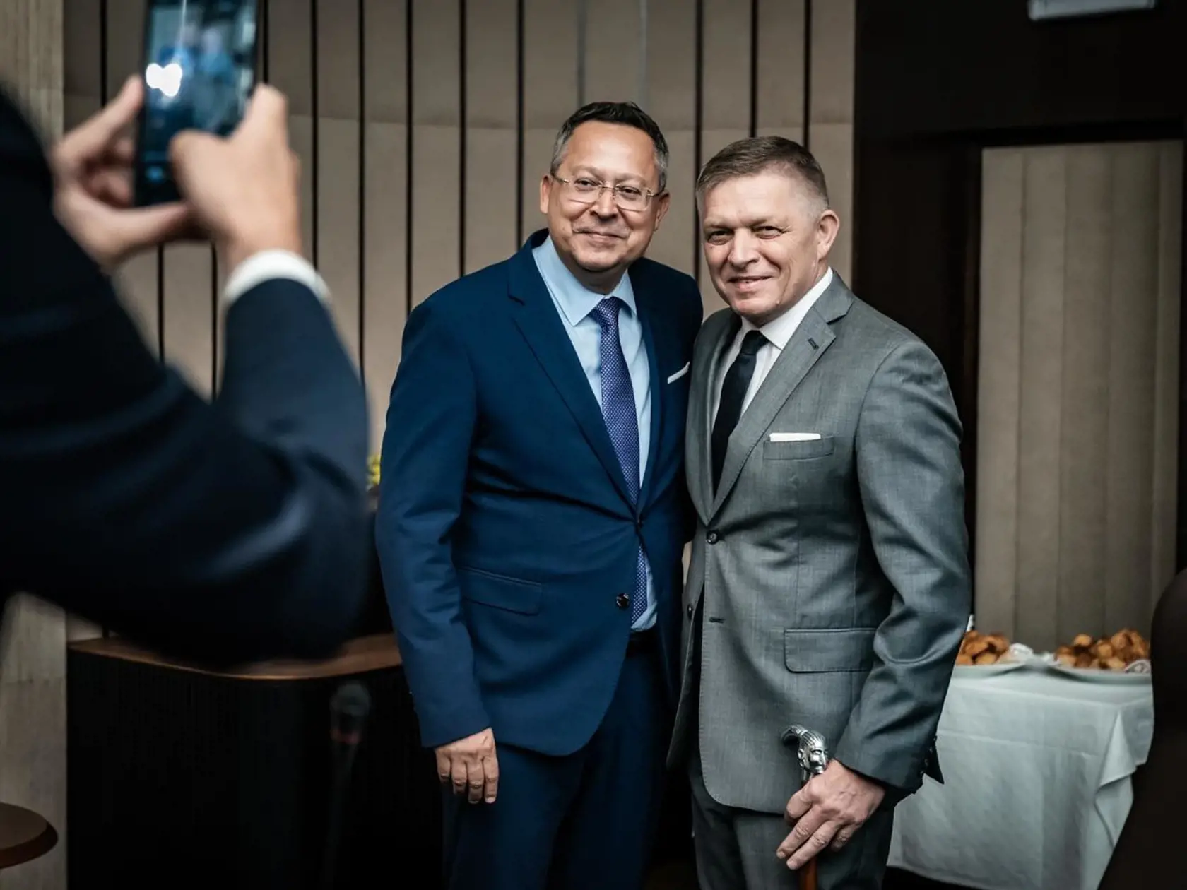 Palica bude premiérovi Robertovi Ficovi najbližšie obdobie uľahčovať každodenný život nielen pri chôdzi, ale pri státí.