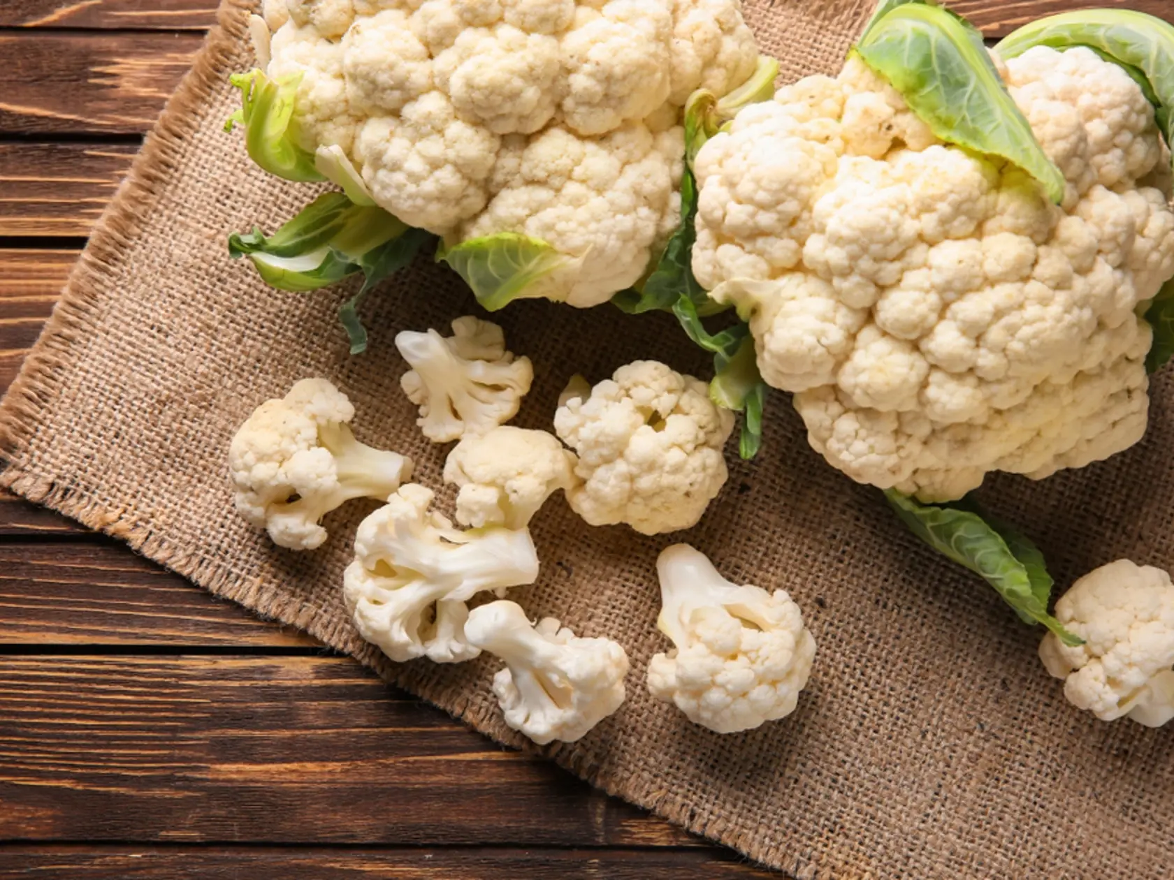 Fresh,Cauliflower,On,Wooden,Table