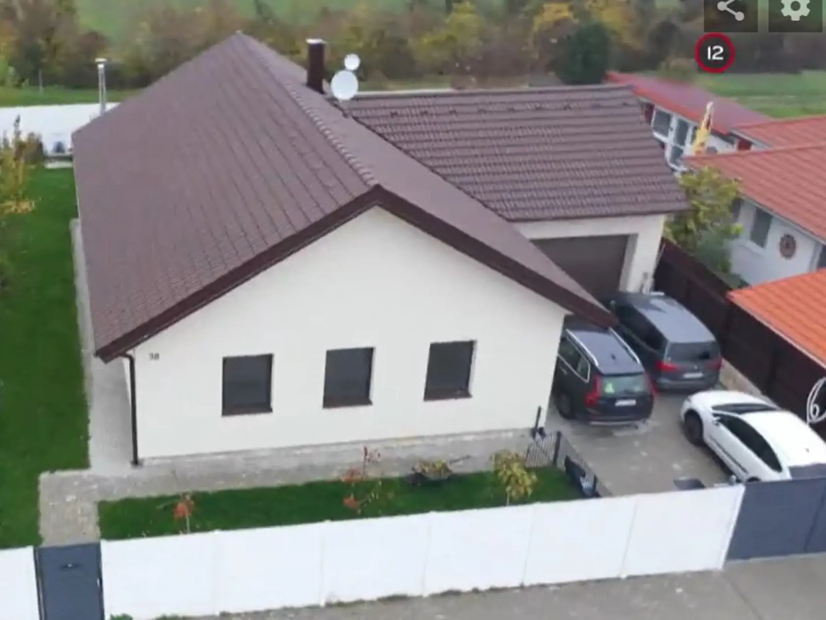 Jednopodlažný dom sa nachádza v Rajke.