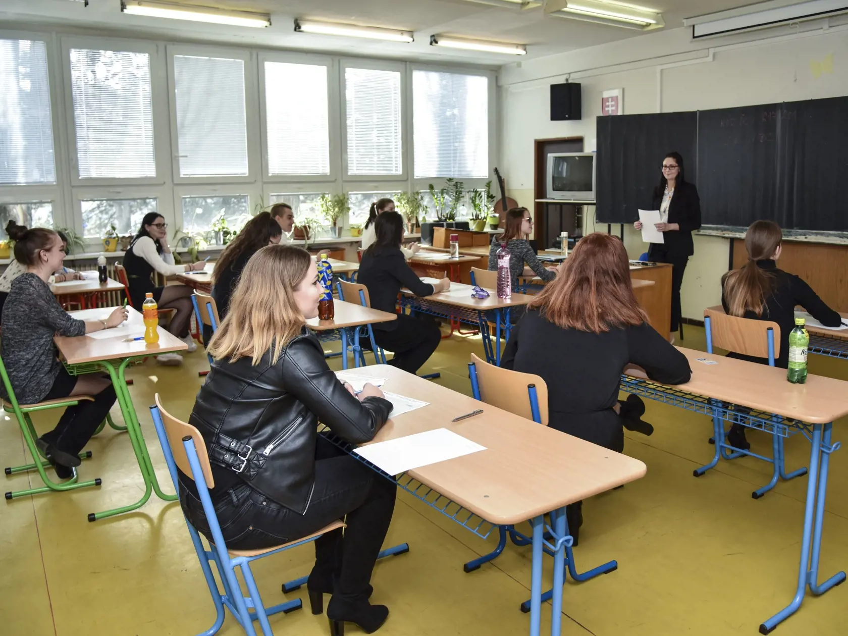 Študenti počas písomných maturitných skúšok