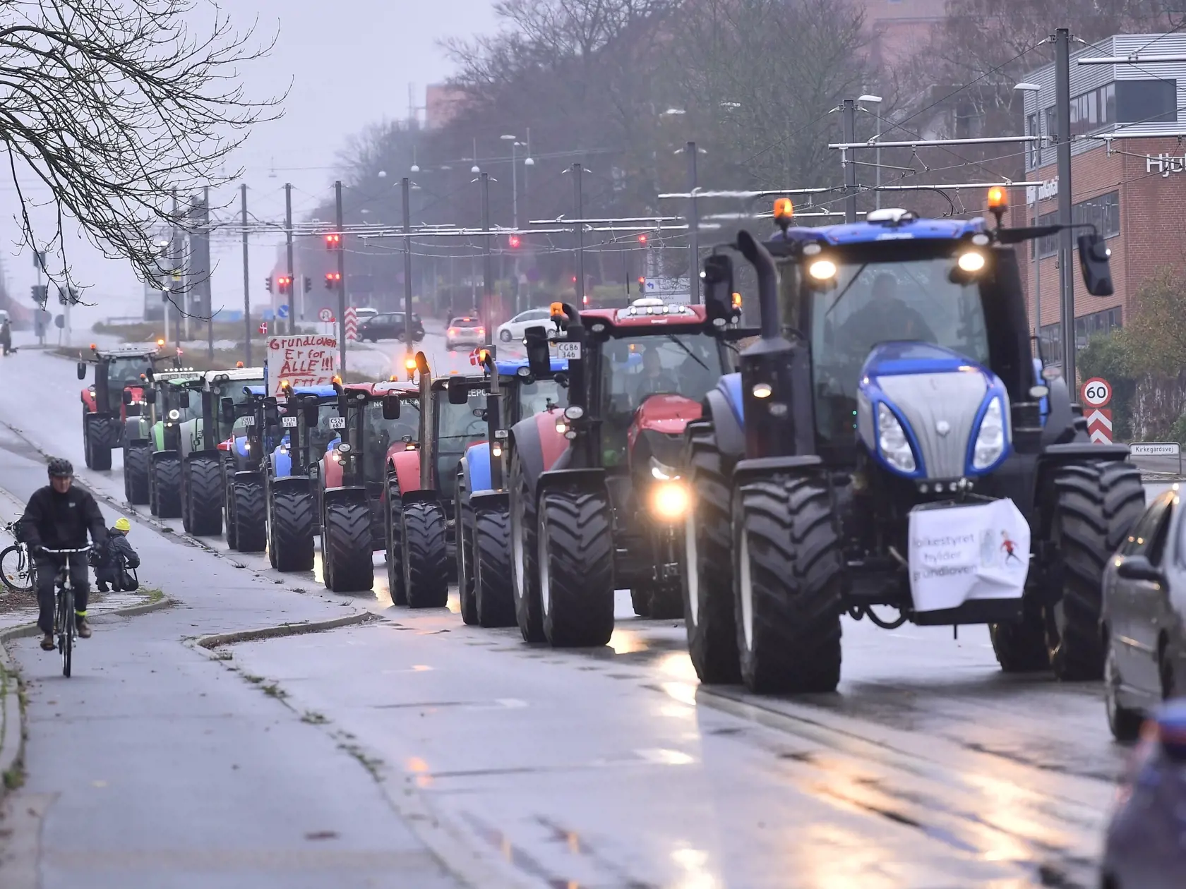 WA 36 Aarhus - Niekoľko stoviek dánskych farmárov blokuje na traktoroch ulice v mestách Kodaň a Aarhus na protest proti kontroverznému nariadeniu vlády zlikvidovať všetky norky chované v Dánsku v Aarhuse v sobotu 21. novembra 2020. Informovala o tom v sobotu agentúra DPA. Podľa organizátorov zaznamenali na protestoch v oboch mestách dohromady približne 850 traktorov.  V Dánsku doteraz utratili približne deväť milónov noriek, čo predstavuje viac ako polovicu ich populácie v krajine, píše agentúra