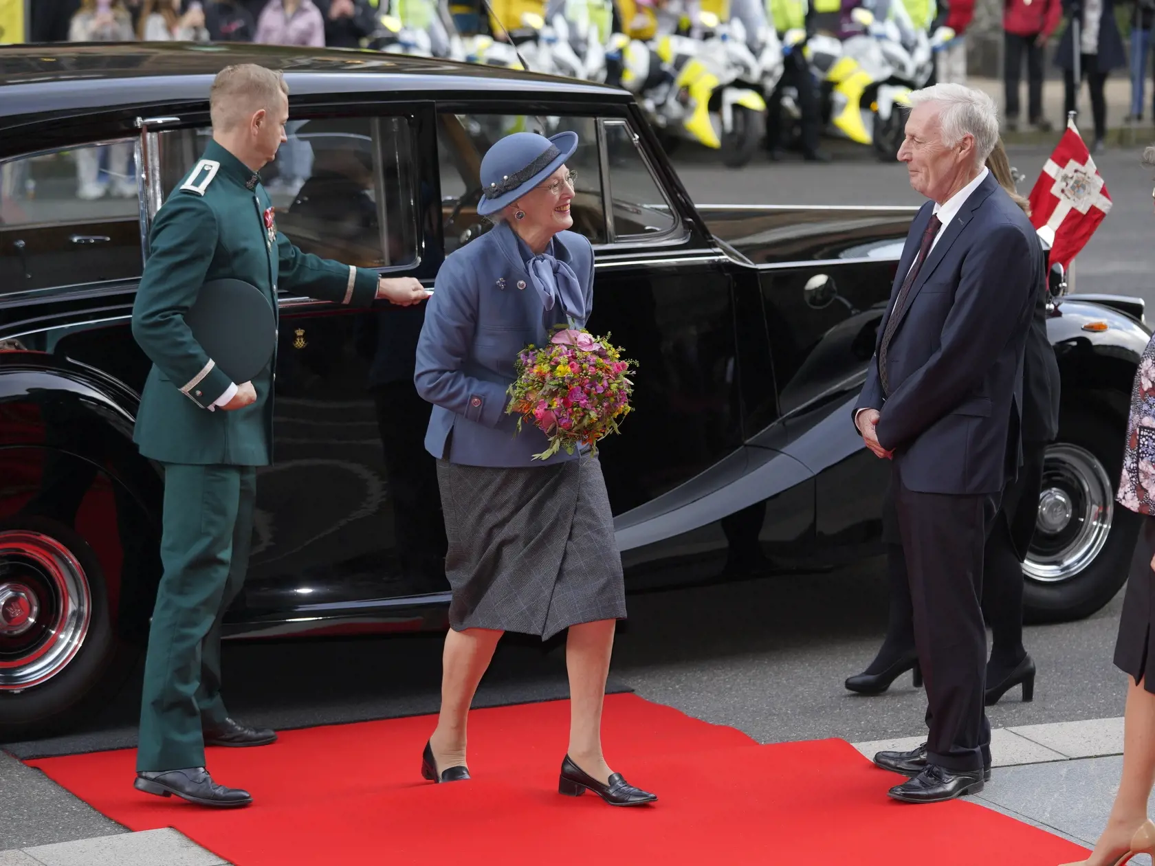 JB 34 Kodaň - Predseda dánskeho parlamentu Henrik Dam Kristensen (vpravo) víta dánsku kráľovnú Margarétu počas jej príchodu na ustanovujúce zasadnutie dánskeho parlamentu v Kodani 6. októbra 2020. FOTO TASR/AP

Queen Margrethe of Denmark is greeted by the Speaker of Parliament Henrik Dam Kristensen at Christiansborg Castle in Copenhagen, Denmark, before the official opening of the Danish Parliament, Tuesday Oct. 6, 2020. (Martin Sylvest/Ritzau Scanpix via AP)