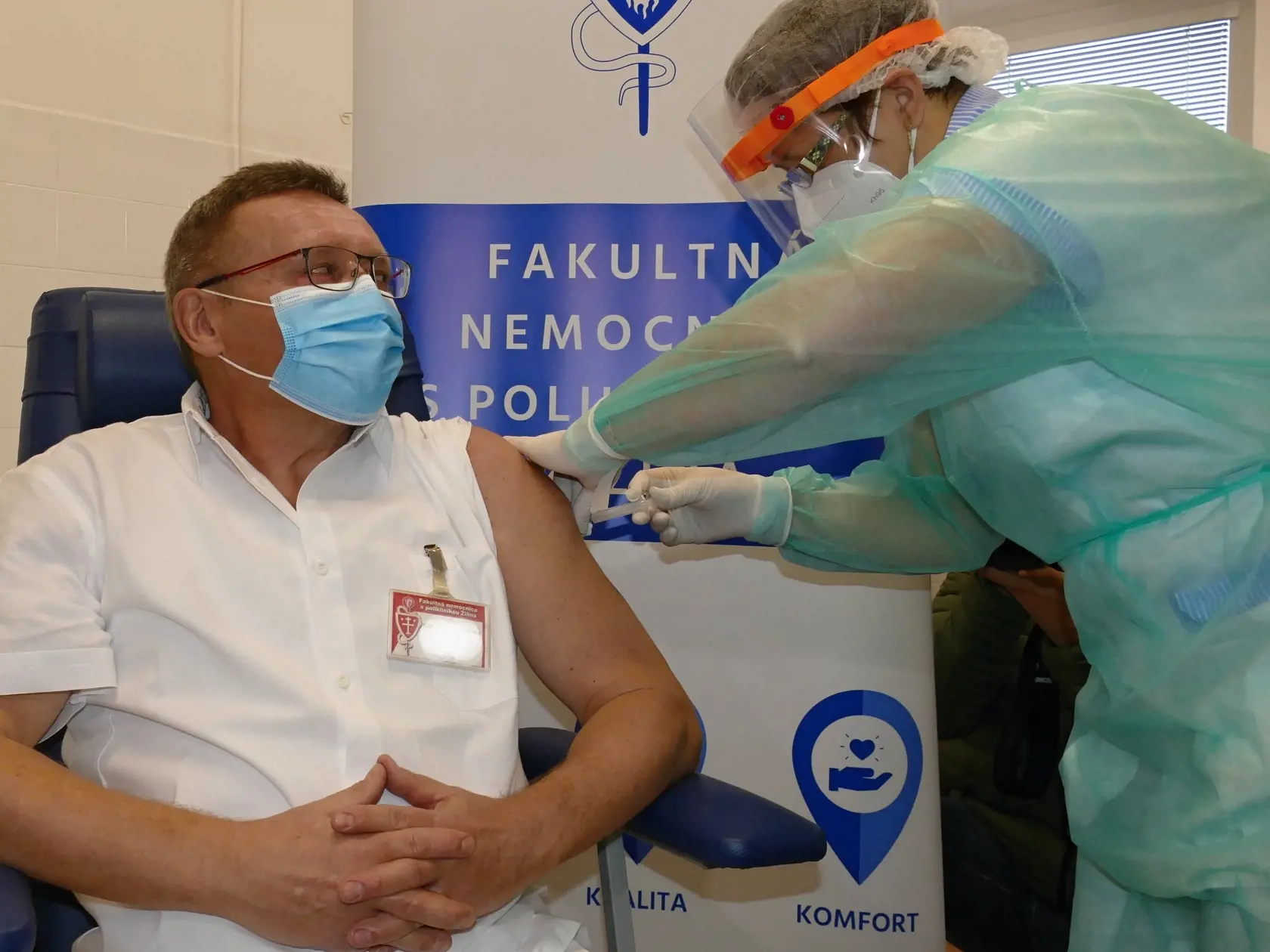 Na snímke zdravotník žilinskej nemocnice počas očkovania proti ochoreniu COVID-19, ktoré spustili vo Fakultnej nemocnici v Žiline v utorok 5. januára 2021. Prvými zaočkovanými boli dlhoroční zdravotníci žilinskej nemocnice patriaci zároveň do rizikovej skupiny. FOTO TASR - Erika Ďurčová
