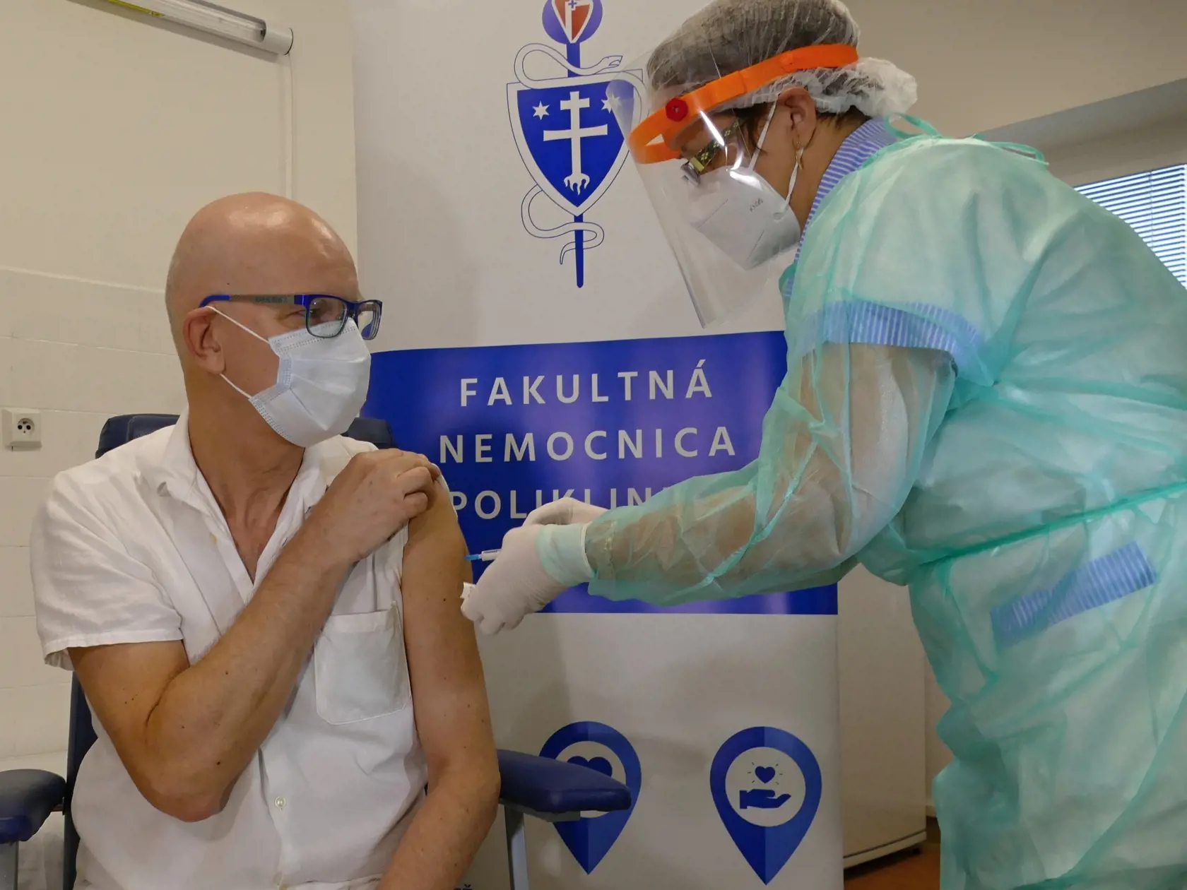 Na snímke zdravotník žilinskej nemocnice počas očkovania proti ochoreniu COVID-19, ktoré spustili vo Fakultnej nemocnici v Žiline v utorok 5. januára 2021. Prvými zaočkovanými boli dlhoroční zdravotníci žilinskej nemocnice patriaci zároveň do rizikovej skupiny. FOTO TASR - Erika Ďurčová