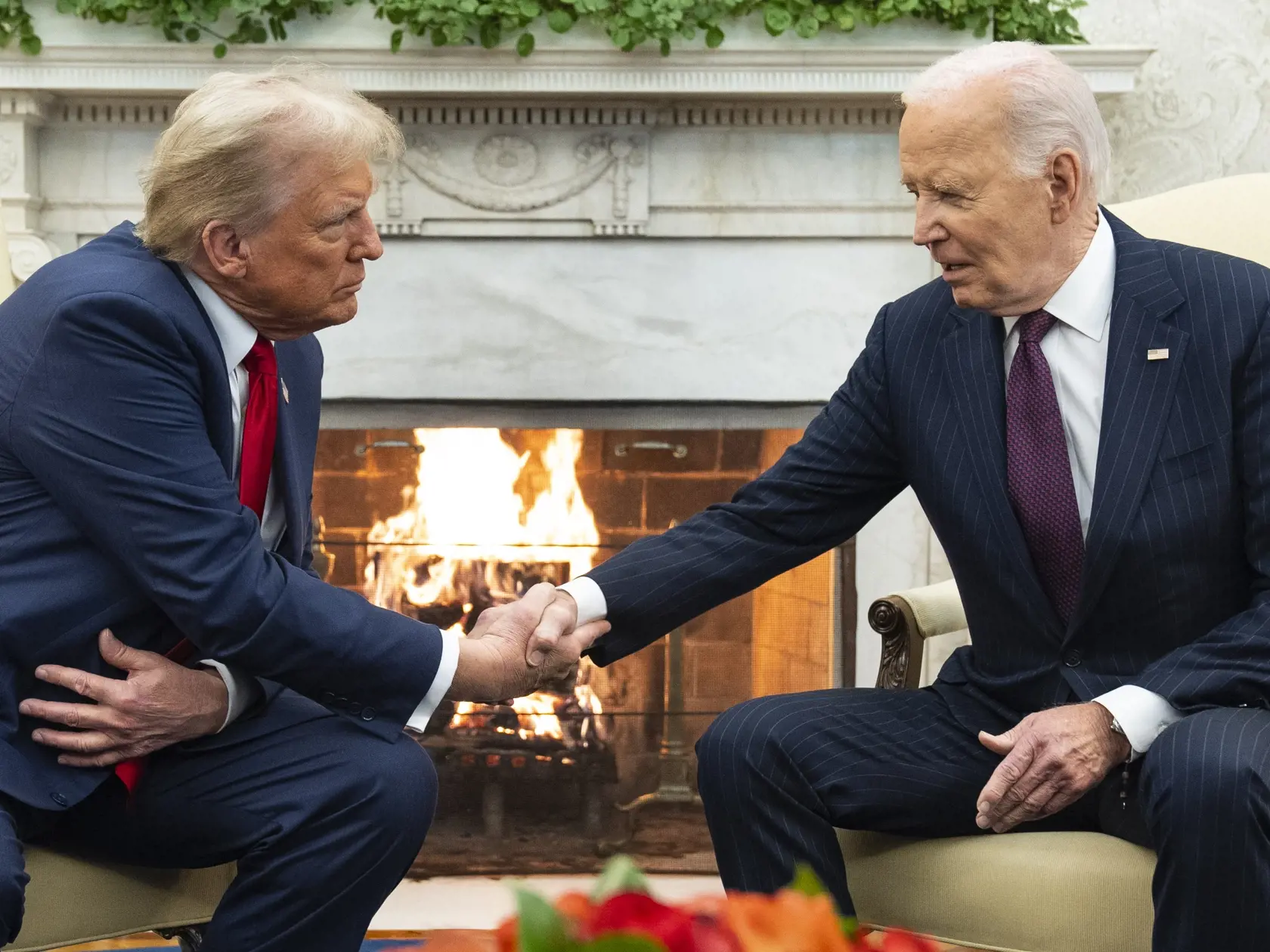 Na archívnej snímke z 13. novembra 2024 americký prezident Joe Biden (vpravo) a novozvolený prezident USA Donald Trump počas stretnutia v Bielom dome vo Washingtone. Americký prezident Joe Biden sa v januári zúčastní na inaugurácii Donalda Trumpa. Pre agentúru Reuters, na ktorú sa odvoláva TASR to v pondelok večer potvrdil zástupca hovorkyne Bieleho domu Andrew Bates.