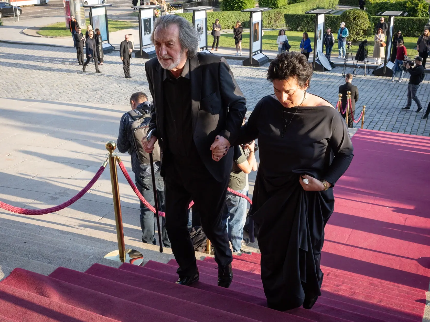 Rozlúčková párty na počesť zosnulého Jiřího Bartošku, legendárneho českého herca a prezidenta filmového festivalu v Karlových Varoch v pražskom Rudolfíne. Na snímke je Bolek Polívka s manželkou Marcelou.