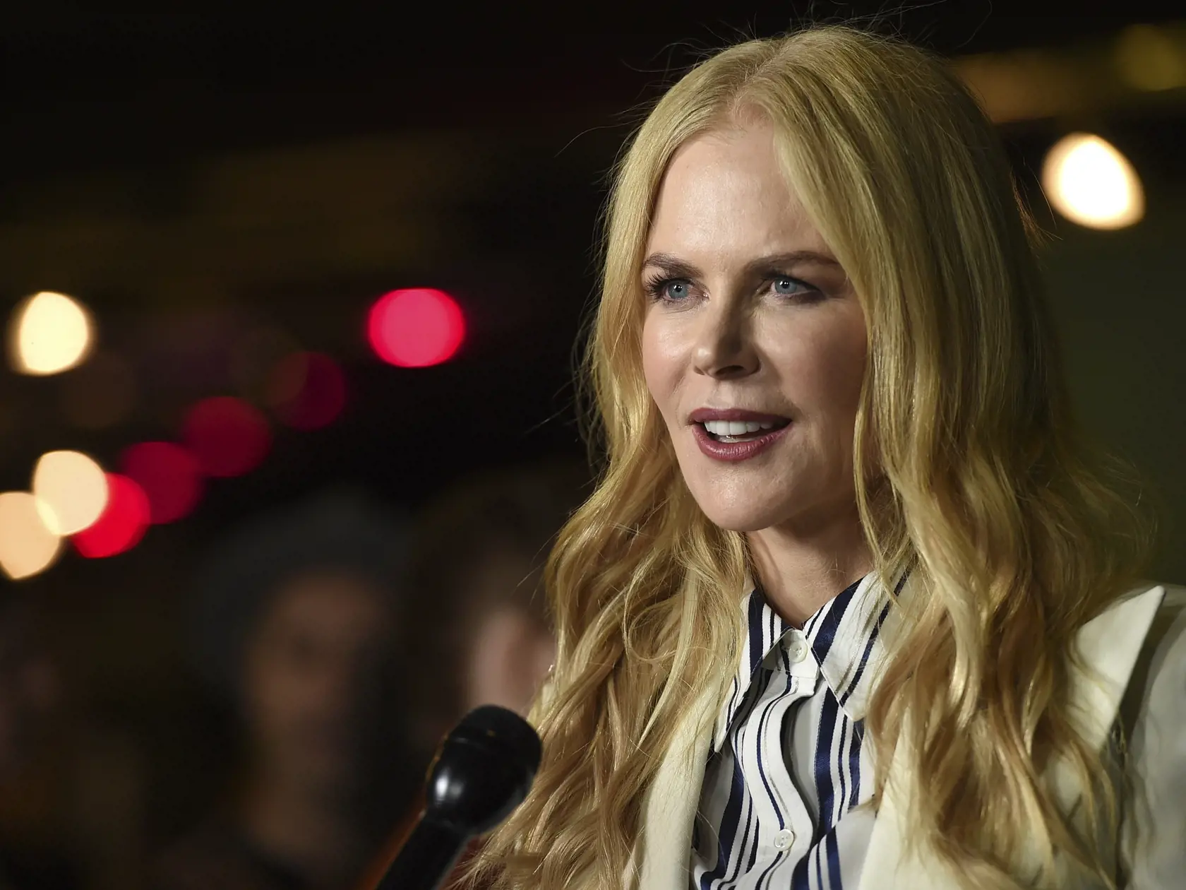 SY 27 Los Angeles  - Na snímke herečka Nicol Kidmanová (postava Gretchen Carlson) počas príchodu na špeciálnu projekciu životopisnej filmovej drámy "Bombshell" v Los Angeles 13. októbra 2019. FOTO TASR/AP 
Cast member Nicole Kidman, who plays Gretchen Carlson, poses at a Los Angeles special screening of "Bombshell," at the Pacific Design Center, Sunday, Oct. 13, 2019. (Photo by Jordan Strauss/Invision/AP)