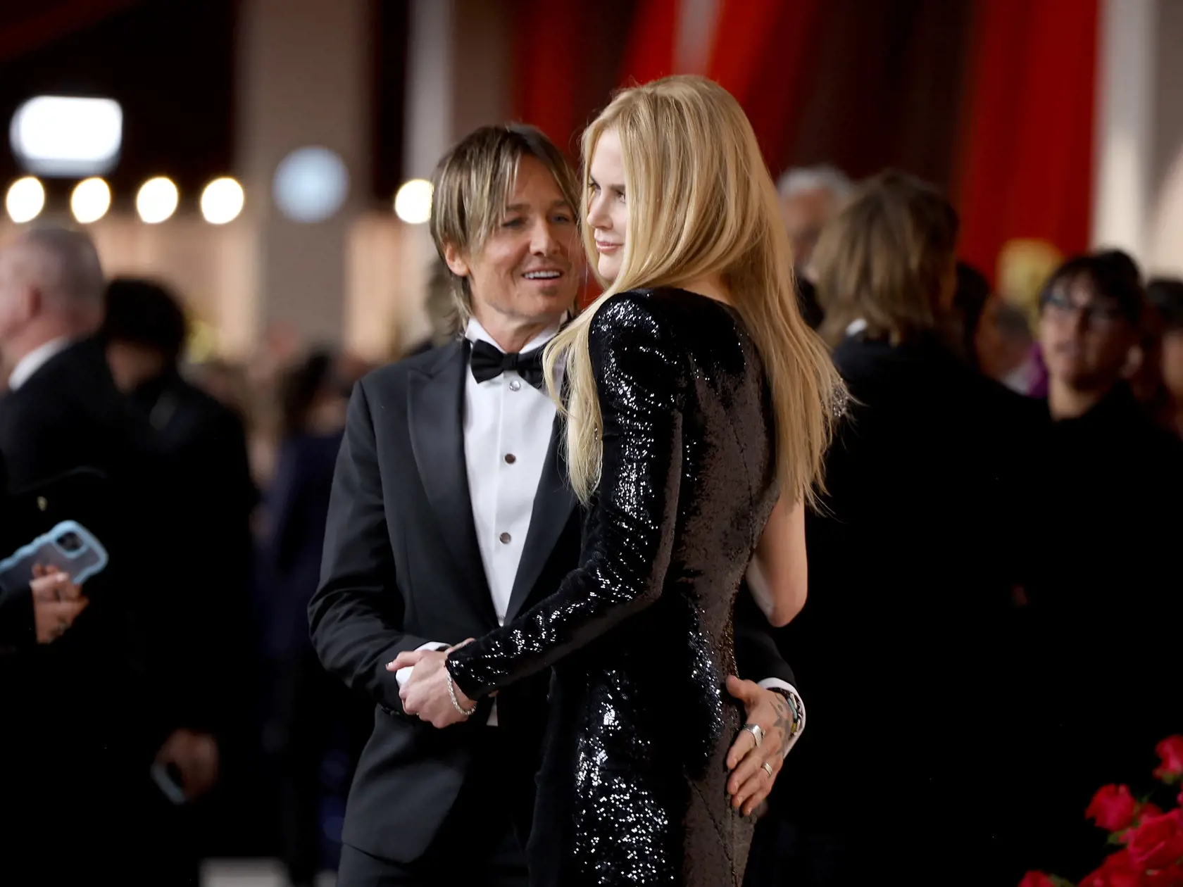 Herečka Nicole Kidman (55) síce na svoj vek nevyzerá, no najnovšie sa na Oscaroch predviedla s celkom zmenenou tvárou a divným správaním, ktoré pôsobilo podnapito. Okrem dokonalej postavy predviedla aj mladistvý vzhľad, ktorý zjavne nepatrí len matke prírode, ale aj šikovným rukám chirurga.