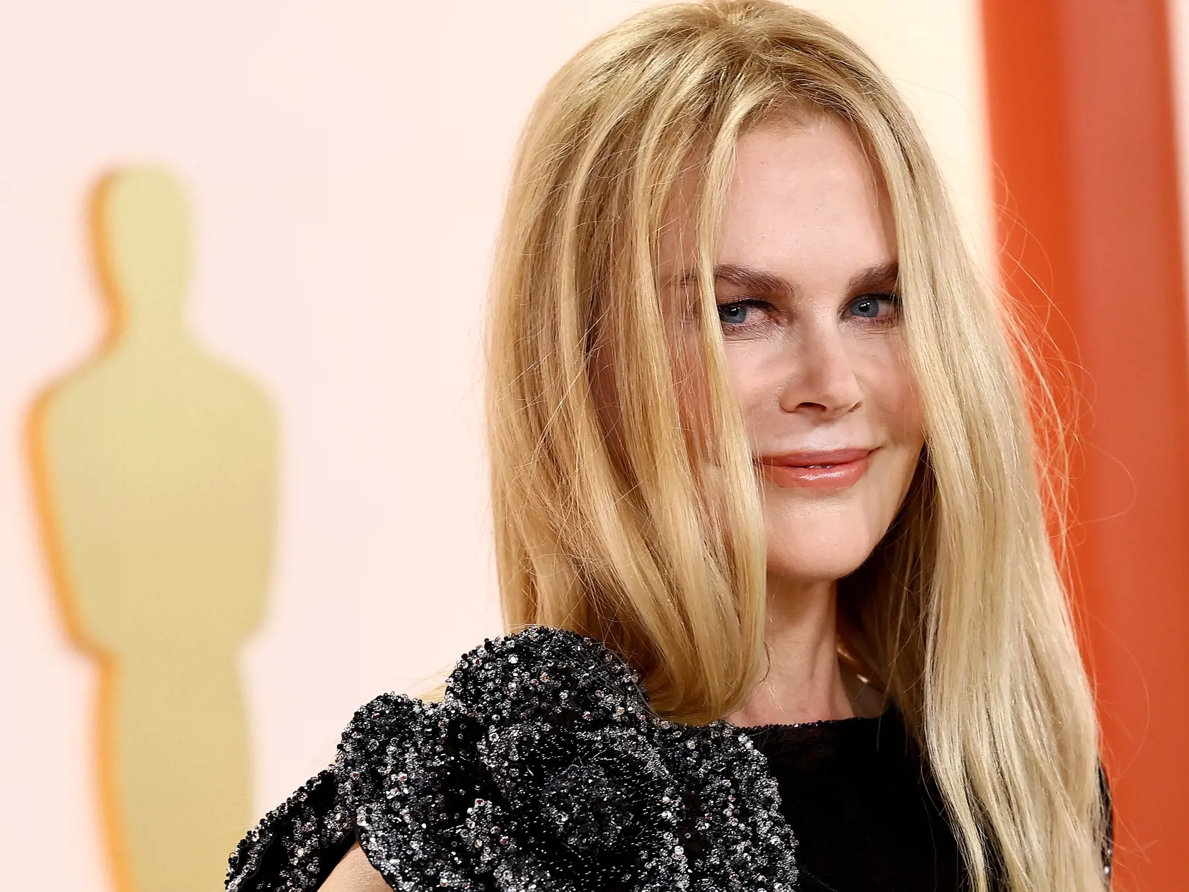 Herečka Nicole Kidman (55) síce na svoj vek nevyzerá, no najnovšie sa na Oscaroch predviedla s celkom zmenenou tvárou a divným správaním, ktoré pôsobilo podnapito. Okrem dokonalej postavy predviedla aj mladistvý vzhľad, ktorý zjavne nepatrí len matke prírode, ale aj šikovným rukám chirurga.