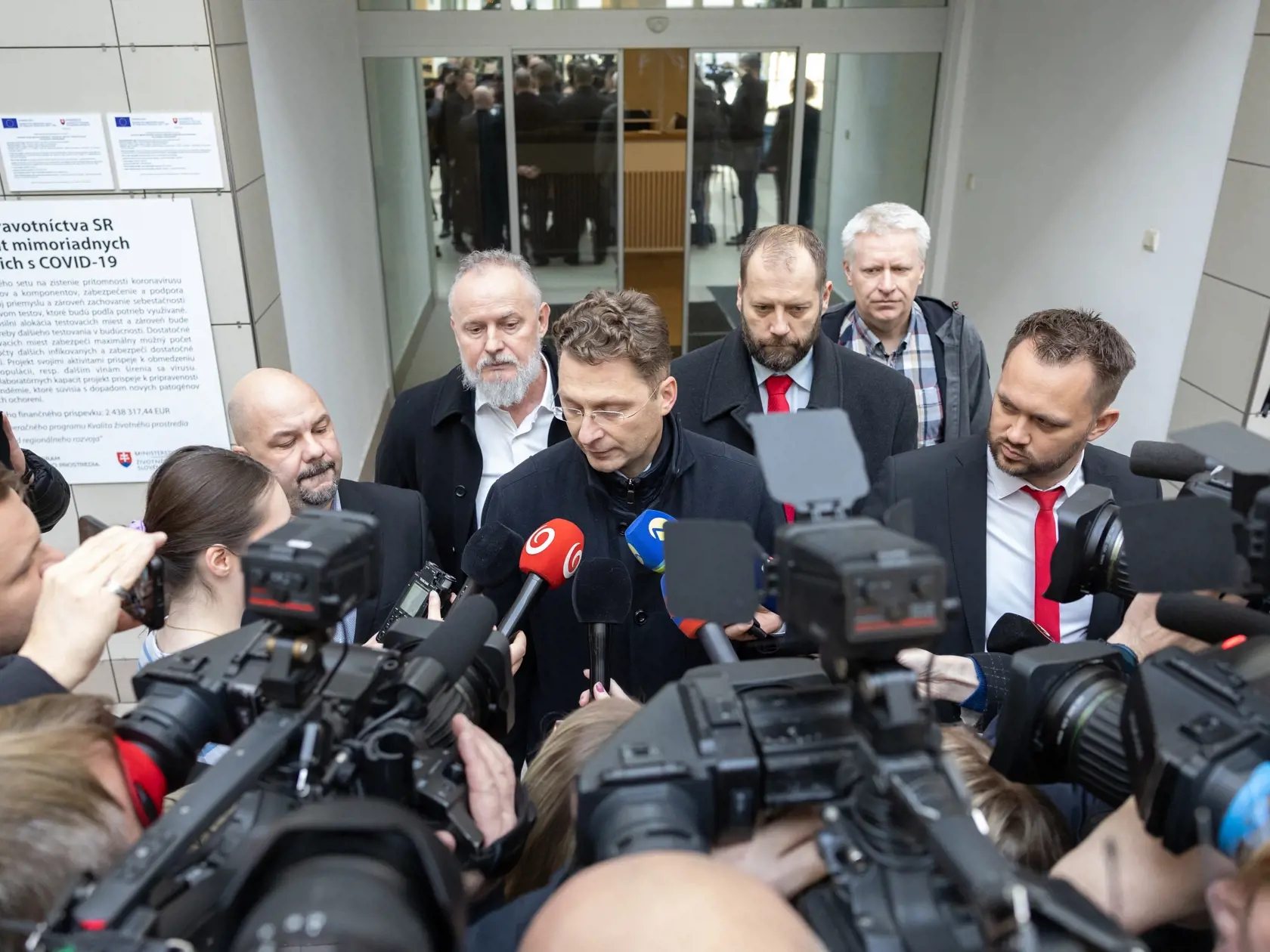 Minister zdravotníctva SR Kamil Šaško zvolal mimoriadne zasadnutie tripartity. Šéf lekárskych odborov Peter Visolajský reagoval, že treba vytvoriť čo najlepšie podmienky pre dohodu.