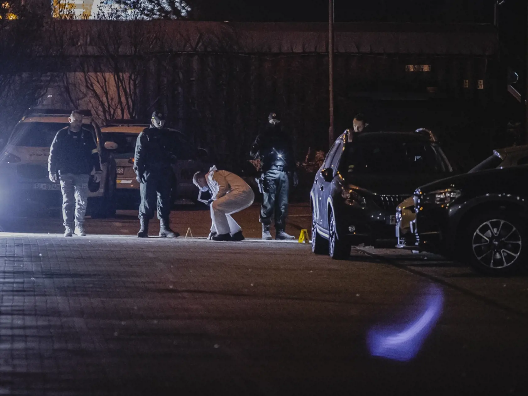 Polícia krátko po 10.15h prijala informáciu, v zmysle ktorej malo dôjsť k pádu osoby mužského pohlavia z jedného z bytov na Vyšehradskej ulici v Petržalke. Muž bol privolanou záchrannou službou prevezený do jednej z nemocníc, kde zraneniam podľahol. 
Krátko po 15.00 h sme prijala ďalšie oznámenie, v zmysle ktorého malo dôjsť na uvedenej adrese k pádu ďalšej osoby – tentokrát ženského pohlavia. Tá utrpela pádom zranenia, ktorým na mieste podľahla. 
Policajti na mieste vykonávali od prvotného ozná