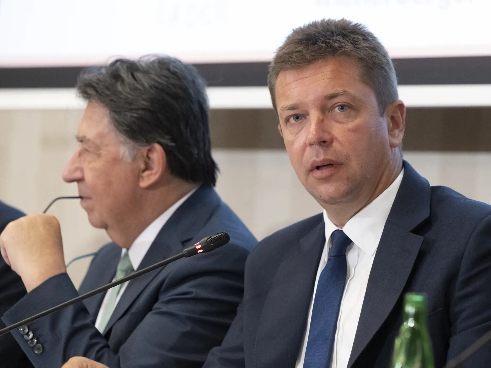 "V aktuálnej dovolenkovej sezóne by som chcel upozorniť vodičov, že predĺženie platnosti týchto kontrol o tri mesiace platí len na Slovensku. V zahraničí im môže hroziť vysoká pokuta," zdôraznil minister dopravy Andrej Doležal (nominant Sme rodina).
