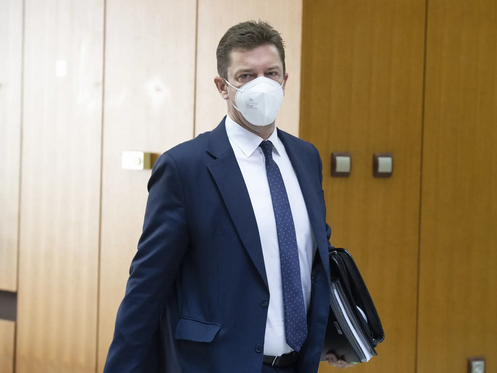 "V aktuálnej dovolenkovej sezóne by som chcel upozorniť vodičov, že predĺženie platnosti týchto kontrol o tri mesiace platí len na Slovensku. V zahraničí im môže hroziť vysoká pokuta," zdôraznil minister dopravy Andrej Doležal (nominant Sme rodina).