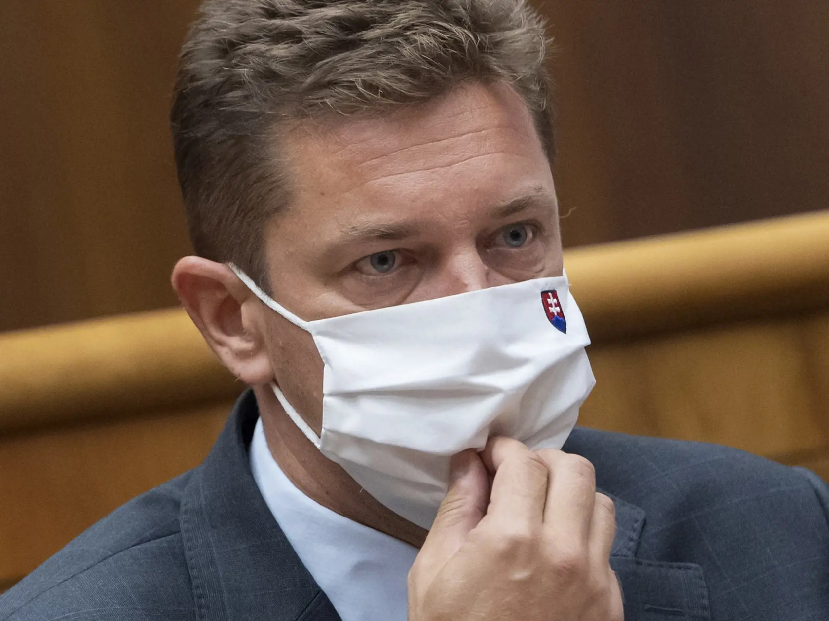"V aktuálnej dovolenkovej sezóne by som chcel upozorniť vodičov, že predĺženie platnosti týchto kontrol o tri mesiace platí len na Slovensku. V zahraničí im môže hroziť vysoká pokuta," zdôraznil minister dopravy Andrej Doležal (nominant Sme rodina).