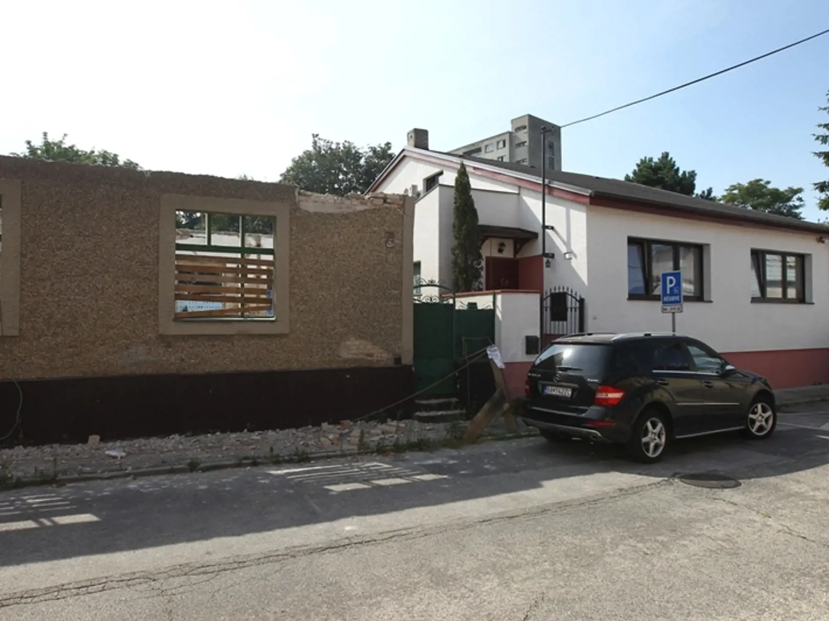 HNEĎ VEDĽA: Ruina, z ktorej bude detský domov, priamo susedí s domom Tomanovvcov.
