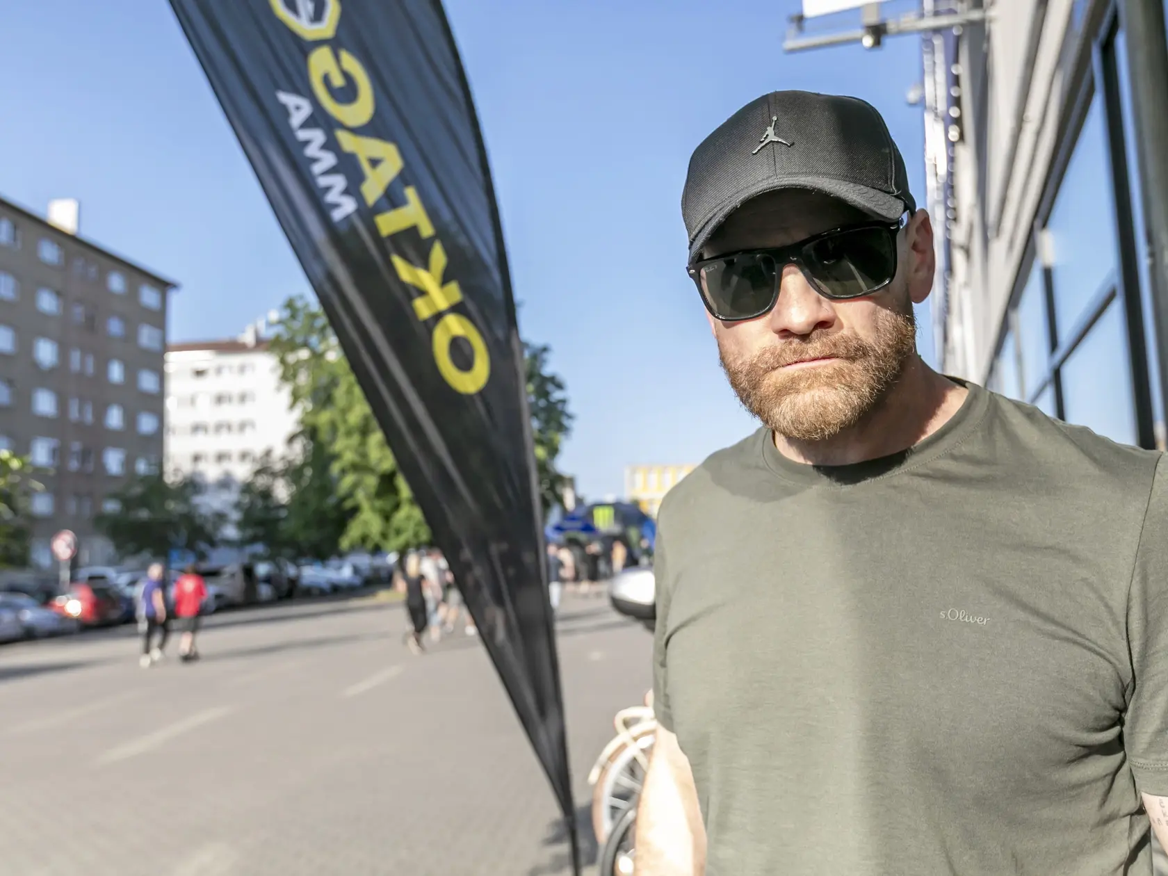 Ján Jackuliak prichádza na futbalový štadión Eden, kde sa konajú zápasy Oktagon 72.