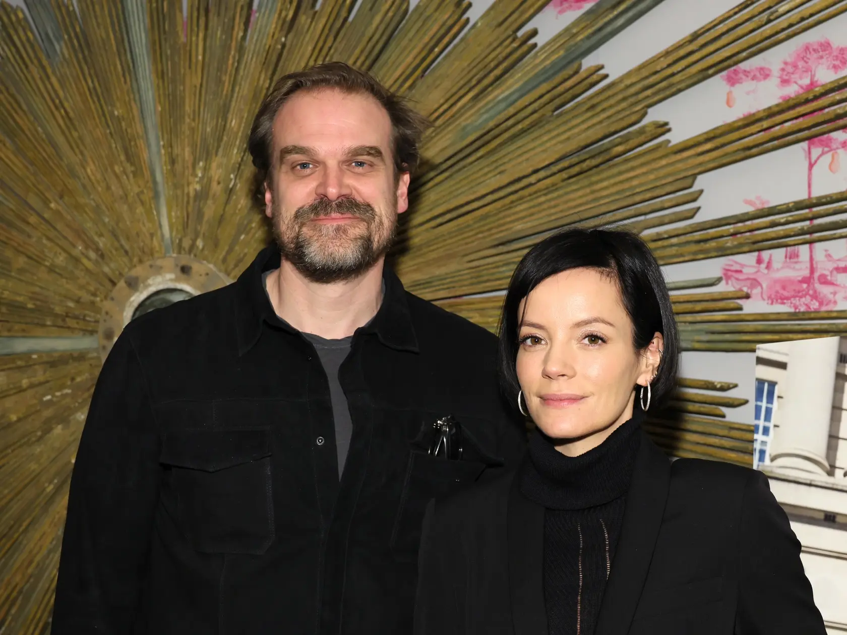 Speváčka Lily Allen a herec David Harbour sa rozvádzajú.
