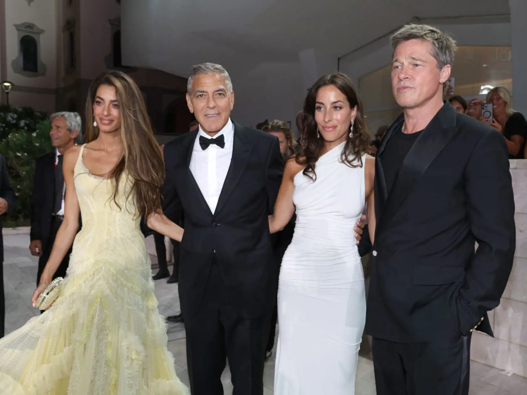 Amal Clooney, George Clooney, Brad Pitt a Ines de Ramon počas filmového festivalu v Benátkach.