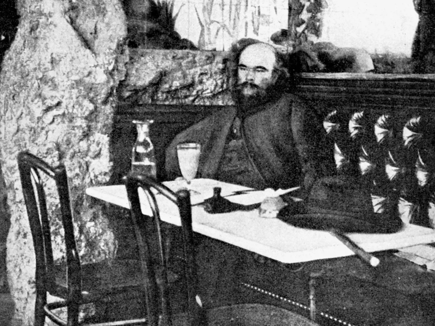 Obľúbeným nápojom, pri ktorom trávil PAUL VERLAINE čas v kaviarňach, bol absint.