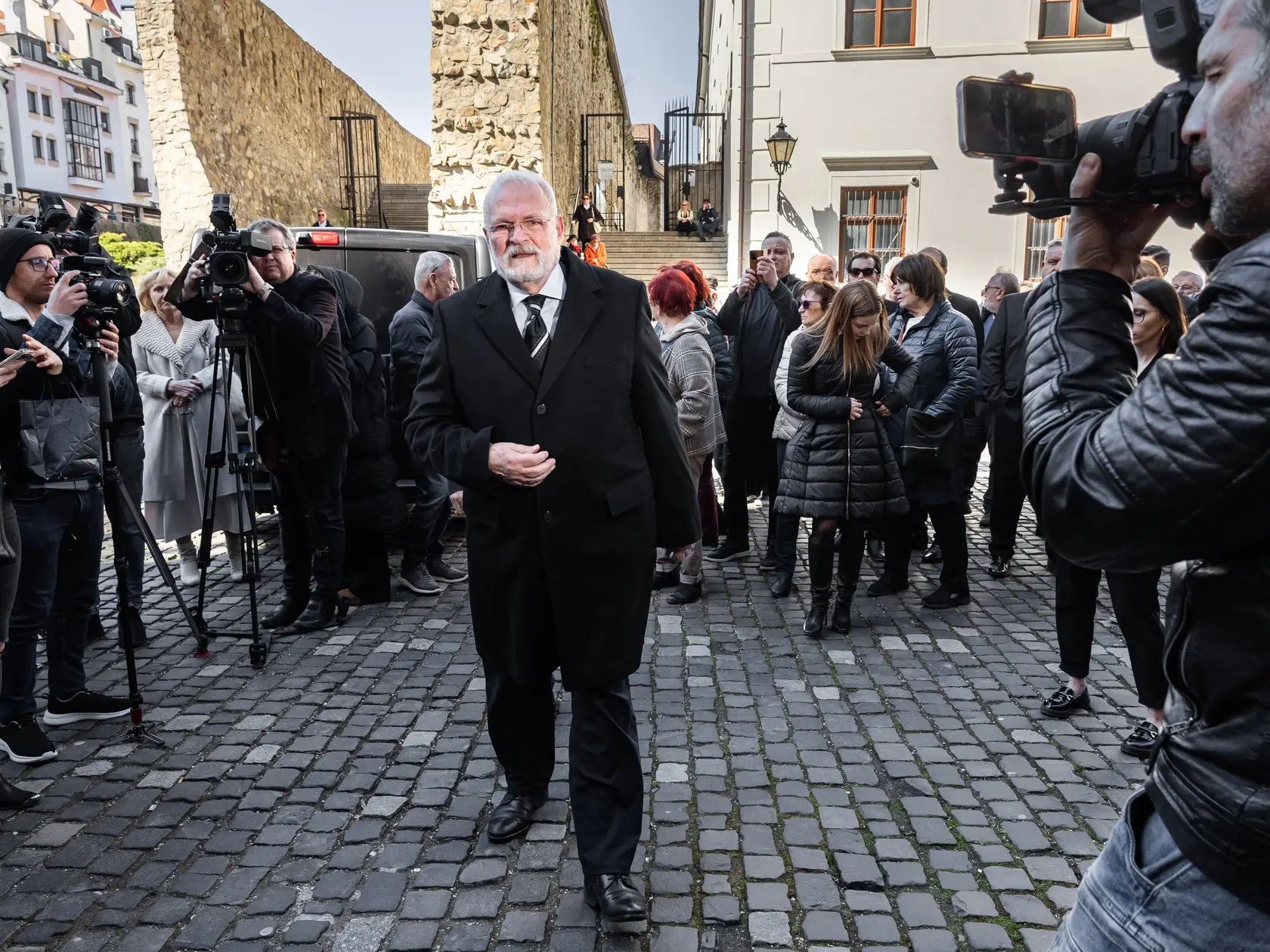 Posledná rozlúčka s hercom Štefanom Kvietikom za účasti rodiny aj verejnosti v Katedrále sv. Martina v Bratislave. Na snímke Ivan Gašparovič.