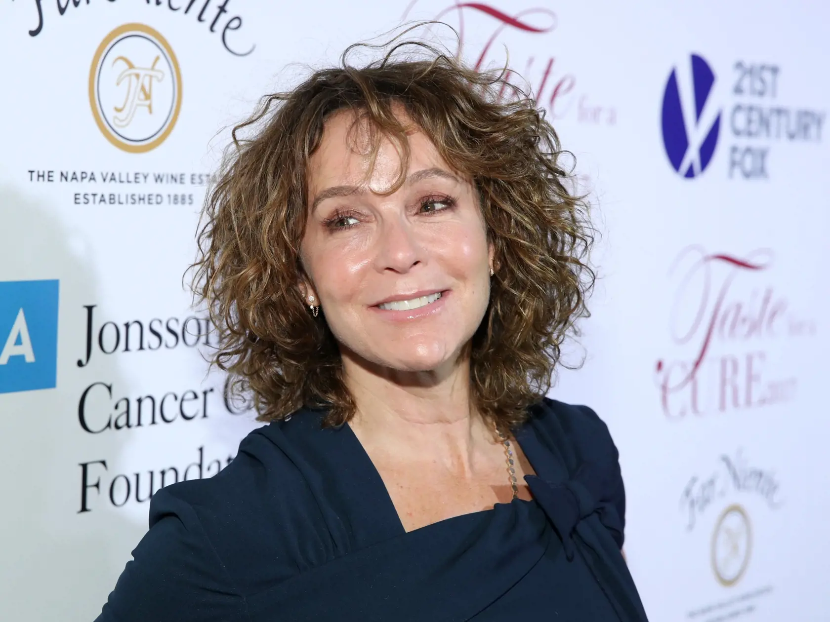 Jennifer Grey krátko po uvedení filmu podstúpila tri plastiky nosa. Ako povedala: "Na operačnú sálu som vošla ako celebrita a vyšla som z nej anonymná. Bolo to ako byť v programe na ochranu svedkov alebo byť neviditeľná." Svoj krok poriadne oľutovala a dokonca zvažovala, že si zmení meno.