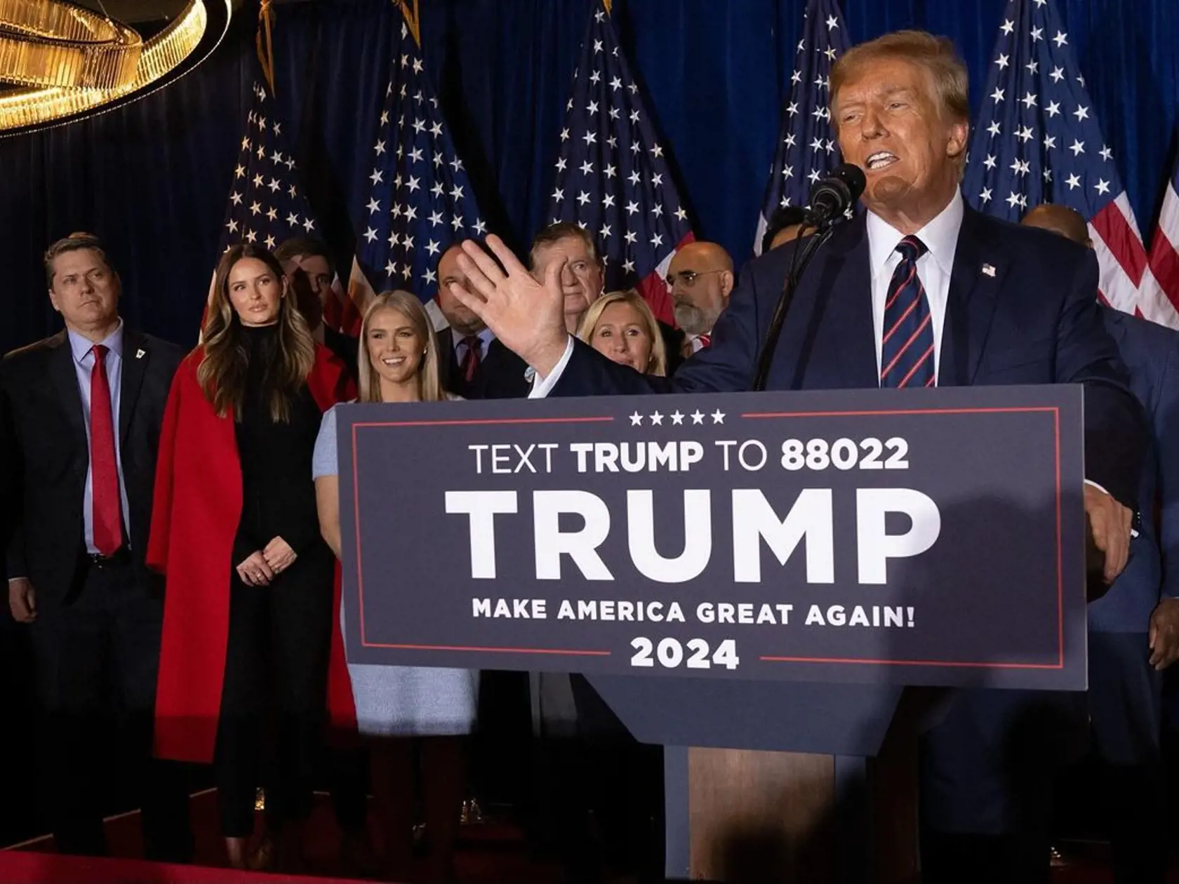 Okolo Trumpa sa to hemží sexi kráskami.