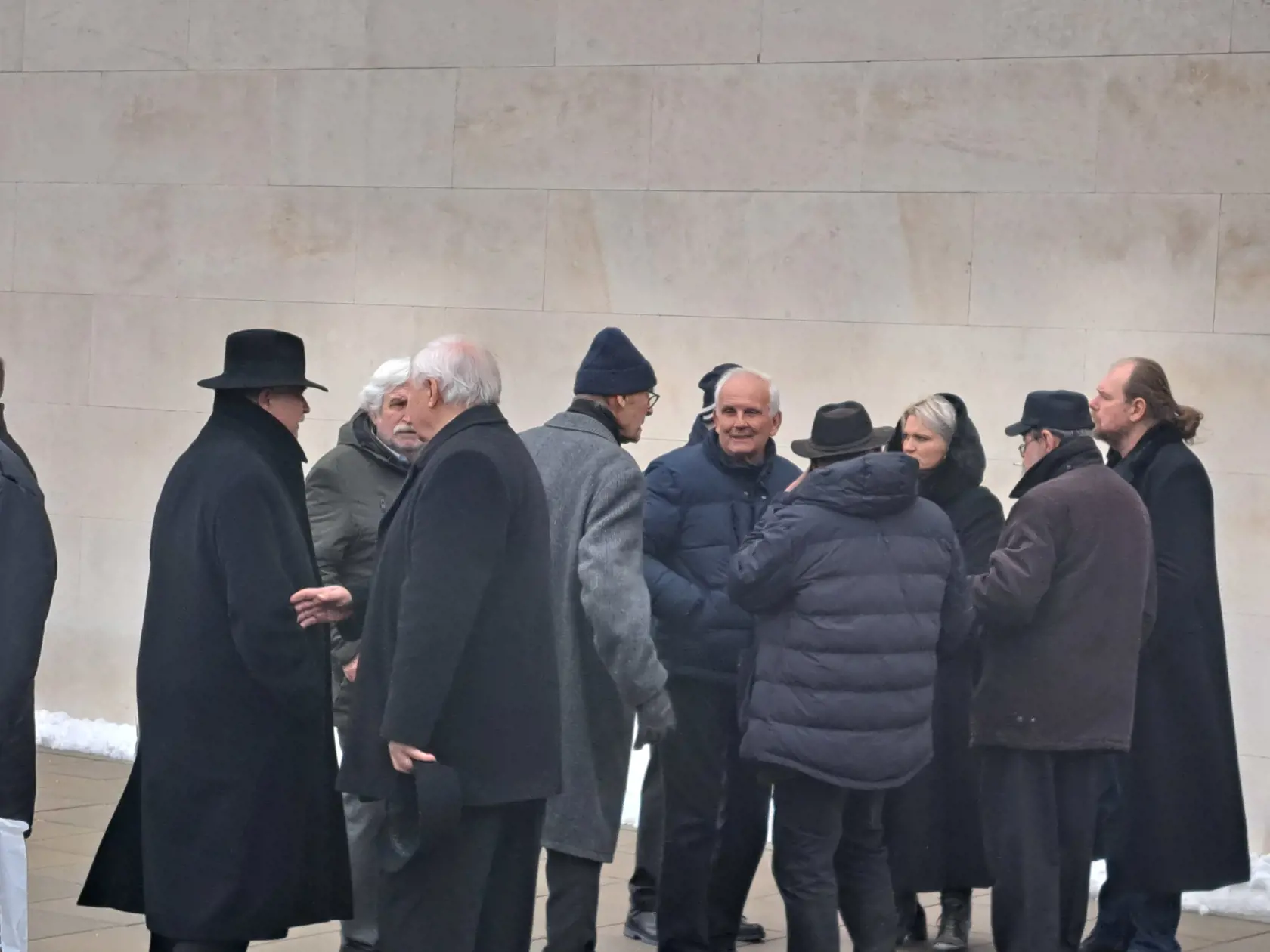 Po poslednej rozlúčke s Jánom Cuperom si na neho vonku ešte jeho kamaráti zaspomínali.